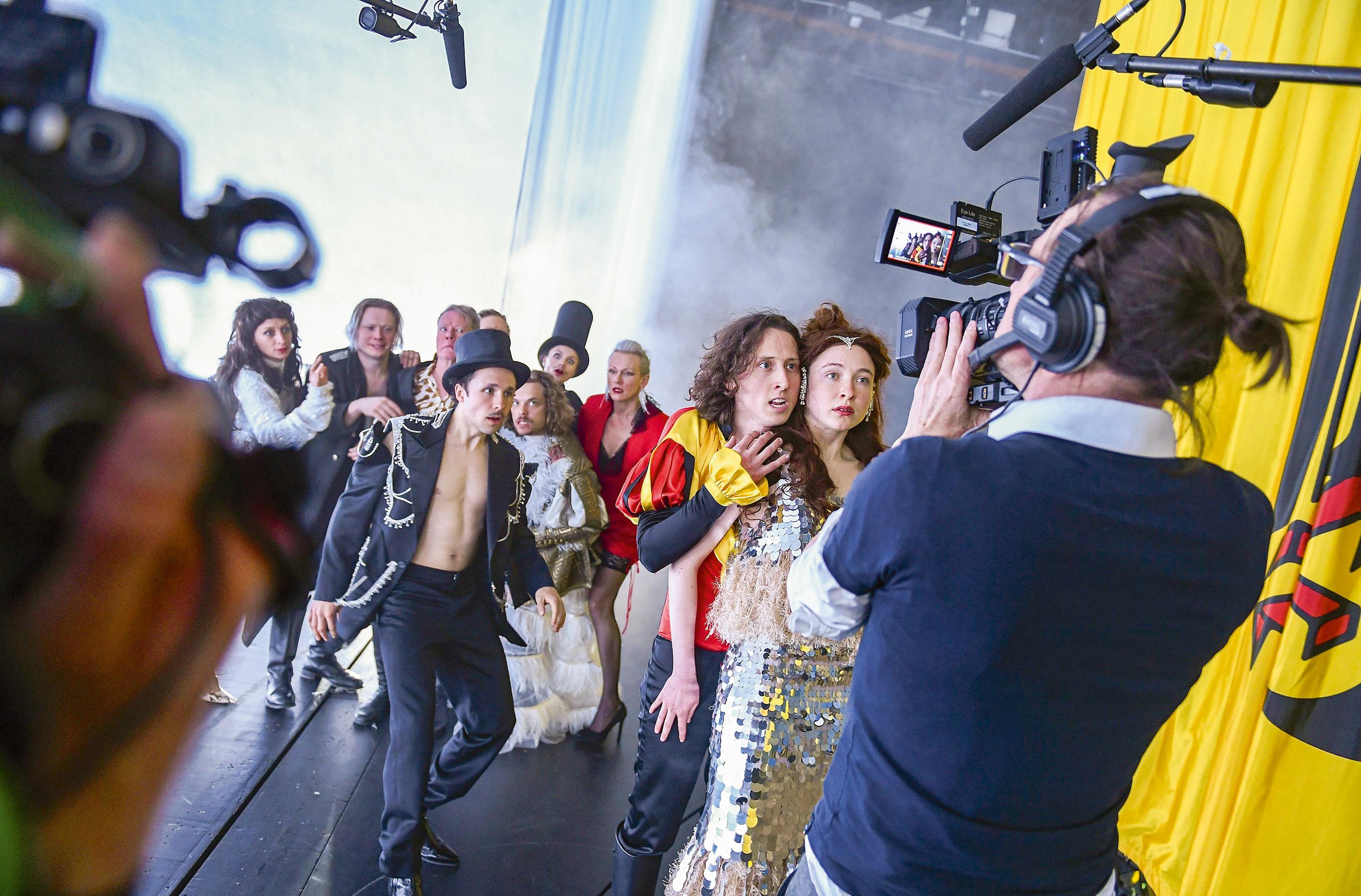 Fanny Staffa, Jannik Hinsch, Torsten Ranft, Marin Blülle, Moritz Kienemann, Henriette Hölzel, Nadja Stübiger, Daniel Séjourné, Kriemhild Hamann in Castorfs „Wallenstein“. Foto Sebastian Hoppe