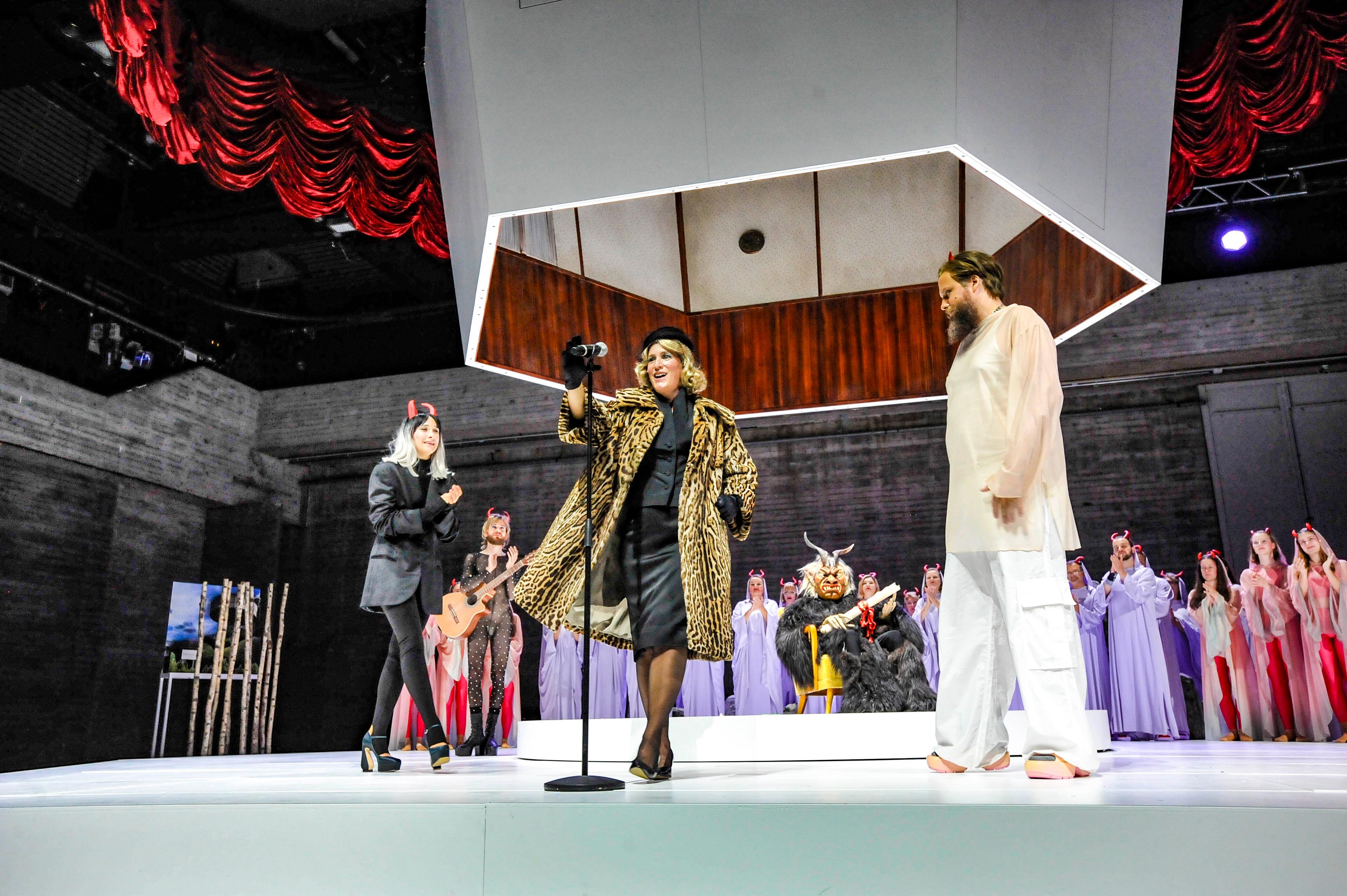 Greenwasher mit Teufelshörnern: „Die rote Mühle" nach Ferenc Molnárals moderne Überschreibung von Nis-Momme Stockmann am Badischen Staatstheater in Karlsruhe.