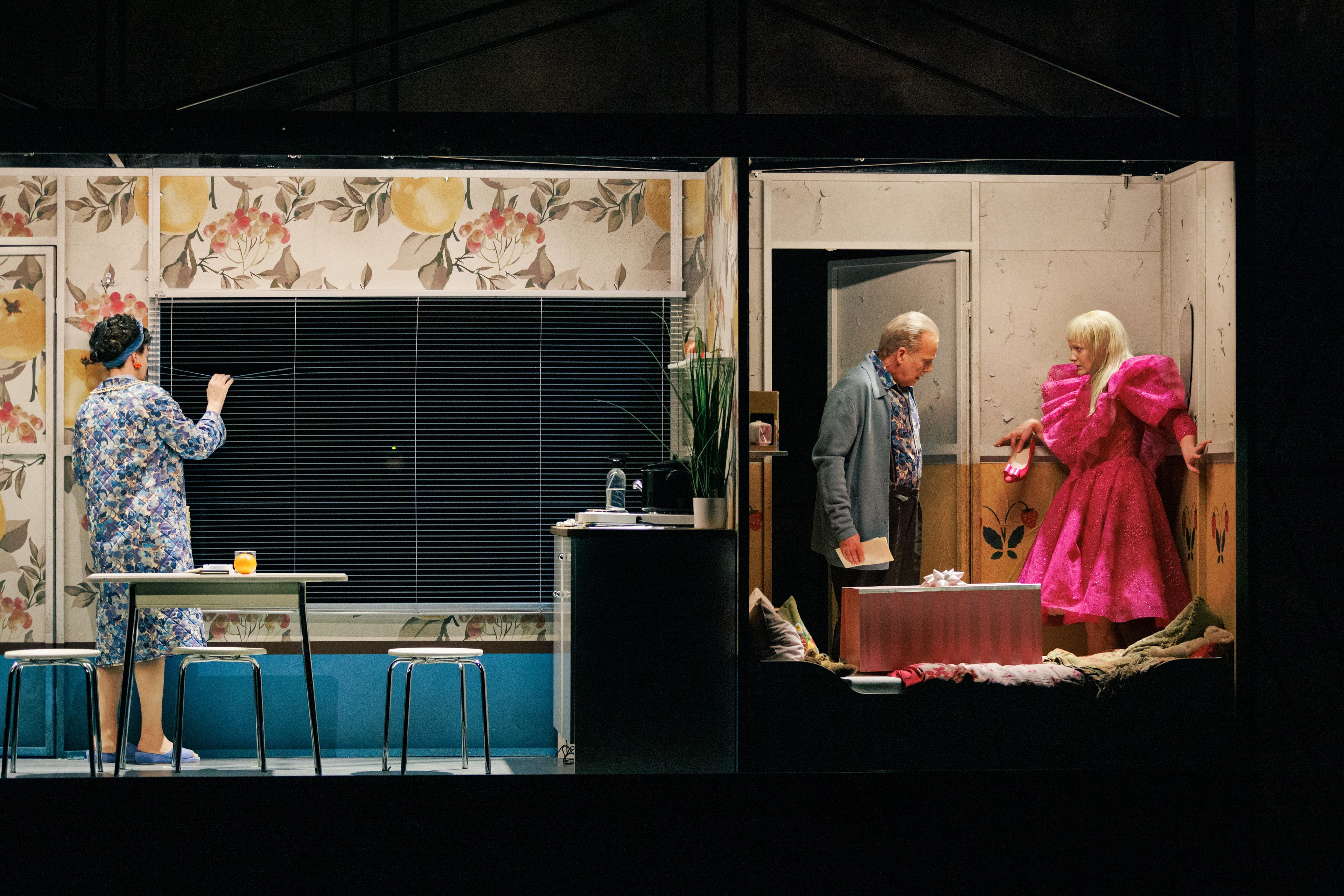 Wie zerstören kapitalistische Strukturen Leben? „Das Mädchen aus der Streichholzfabrik“ von Aki Kaurismäki in einer Bühnenfassung und Inszenierung von Adrian Figueroa am Badischen Staatstheater in Karlsruhe.