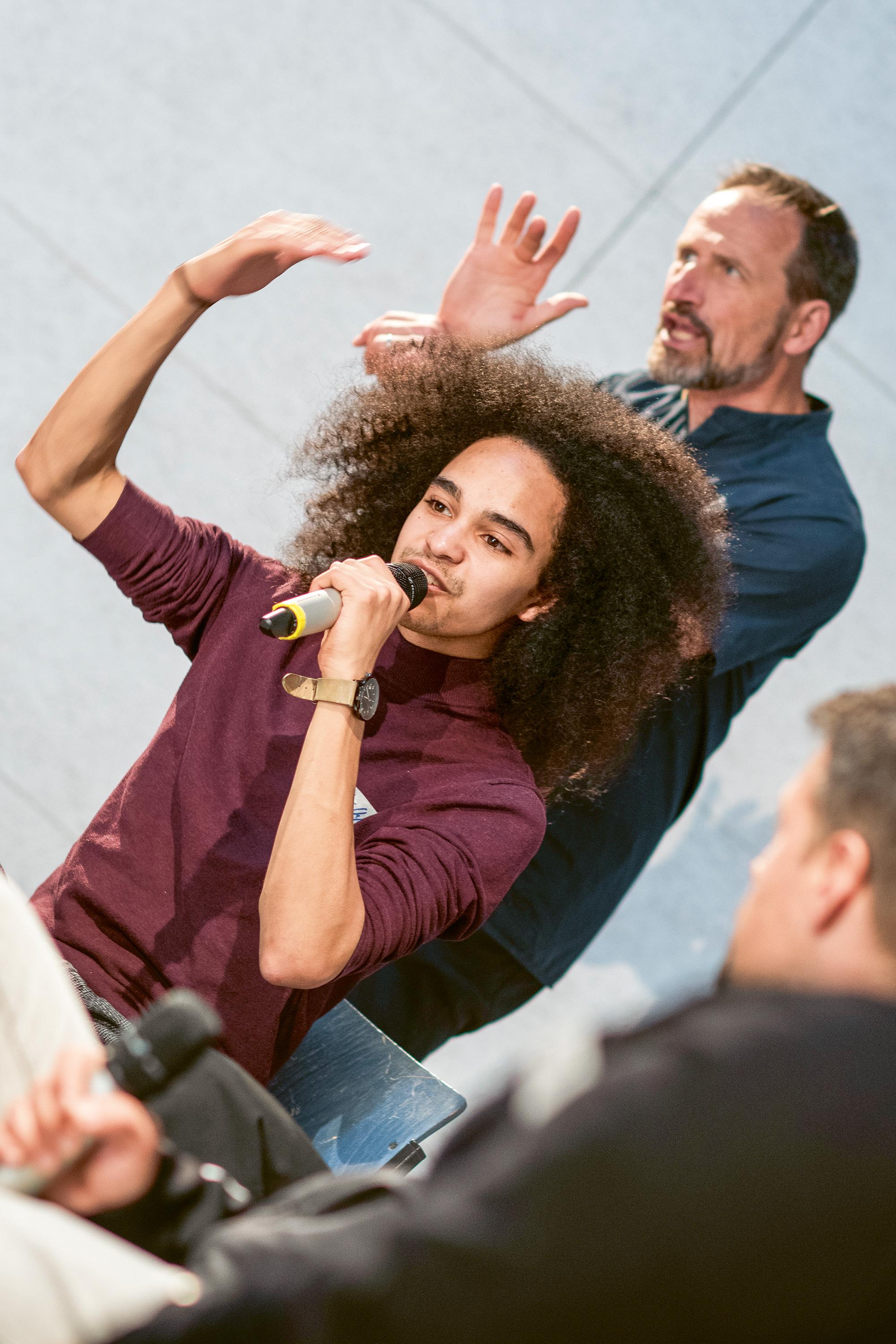 Eike Onyambu auf dem Podium Warum müssen wir reden? Spurensuche 2023