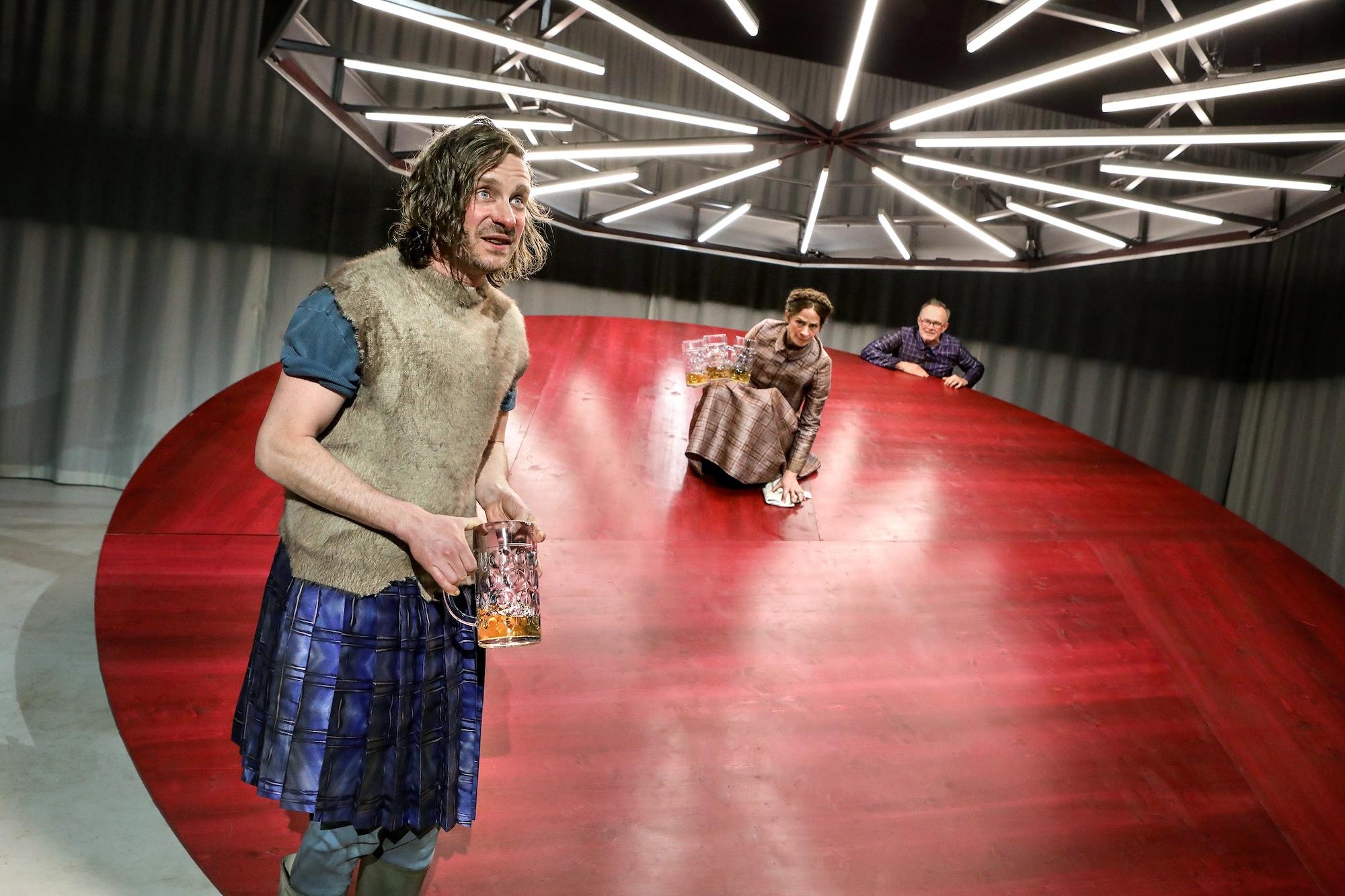 Elsa-Sophie Jach holt mit dem Ensemble des Münchner Residenztheaters die gewaltige Sprache von Anna Gmeyners „Automatenbüffet“ ins 21. Jahrhundert.