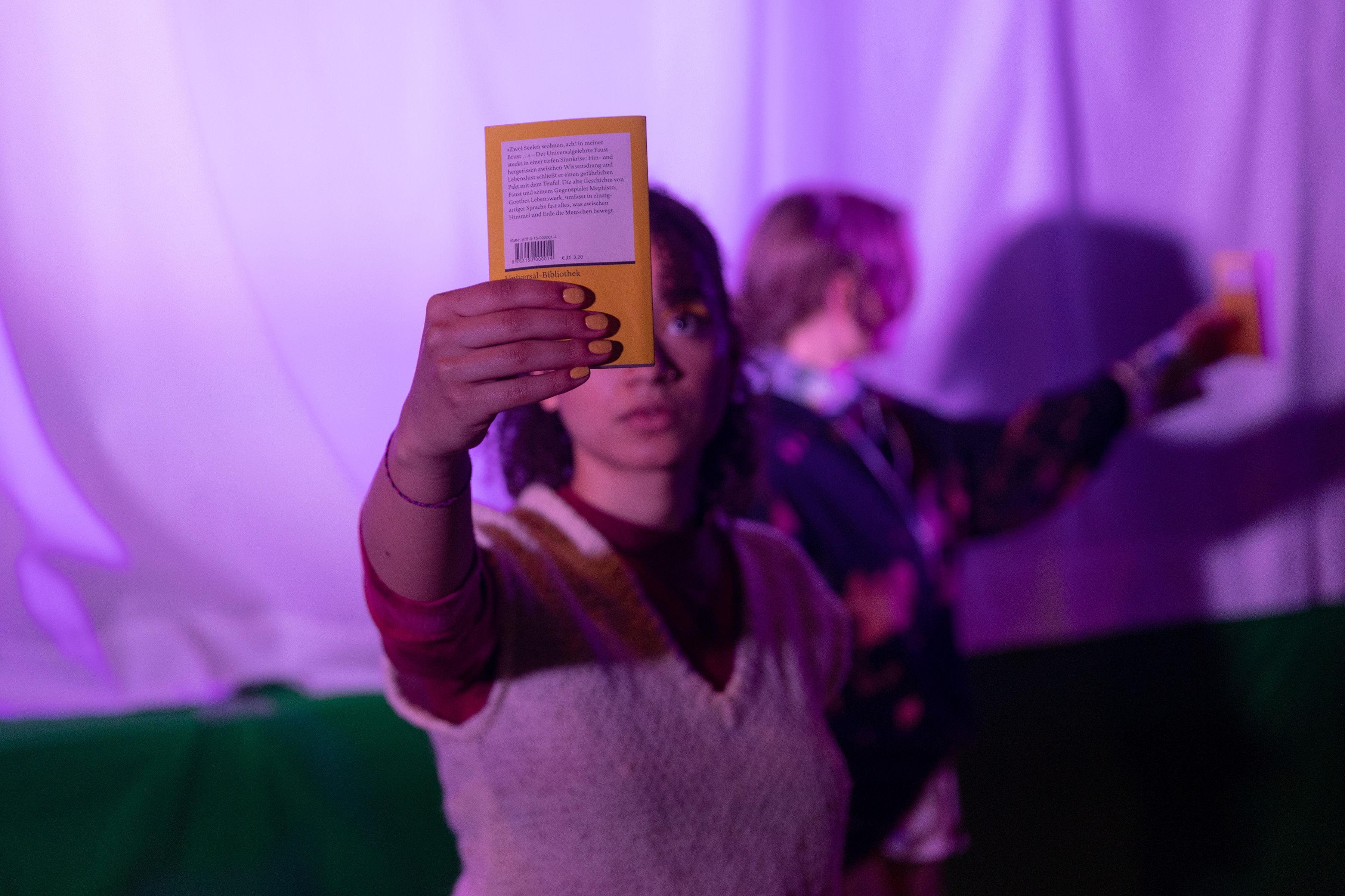 Melanie Hultsch in „Faust - Eine Tragödie“ am Stellwerk - junges theater, unter der Künstlerischen Leitung von Till Wiebel Foto: Stellwerk junges Theater