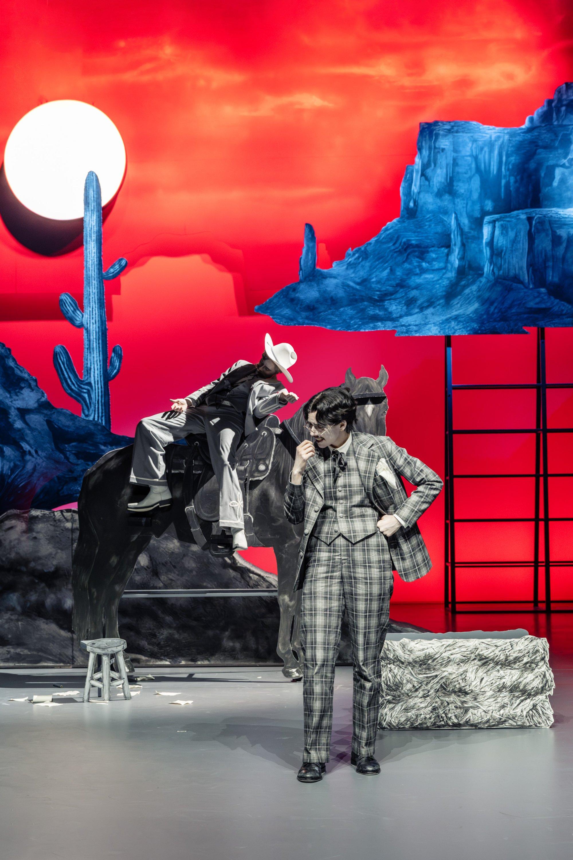 Wildwest vor glutrotem Himmel: „Der zerbrochne Krug“ nach Kleist am Luzerner Theater in einer Überarbeitung und der Regie von Fritzi Wartenberg.