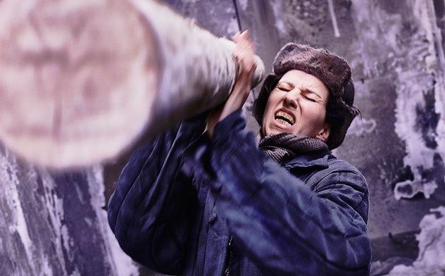 Wie lässt sich das Unvorstellbare auf die Bühne bringen? – „Am Kältepol – Erzählungen aus dem Gulag“ von Warlam Schalamow in der Regie von Timofej Kuljabin. Foto Matthias Horn