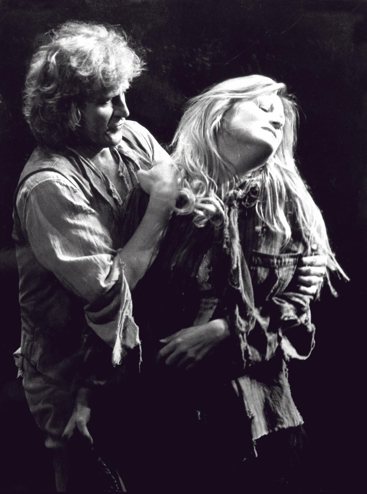 Abbildung 26: Walküre. Inszenierung: Patrice Chéreau. Peter Hofmann (Siegmund), Jeannine Altmeyer (Sieglinde). Bayreuther Festspiele 1980. Foto: Wilhelm Rauh (Nationalarchiv der Richard-Wagner-Stiftung, Bayreuth – Zustiftung Wolfgang Wagner)
