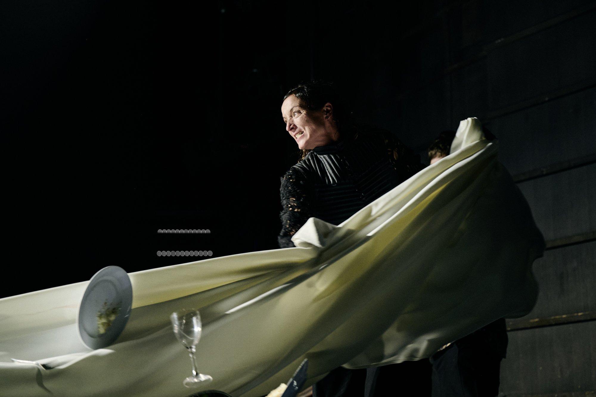 Nicole Lippold als weiblicher Hamlet in Bielefeld / Ensemble in Spiellaune - Hamlet in Bielefeld