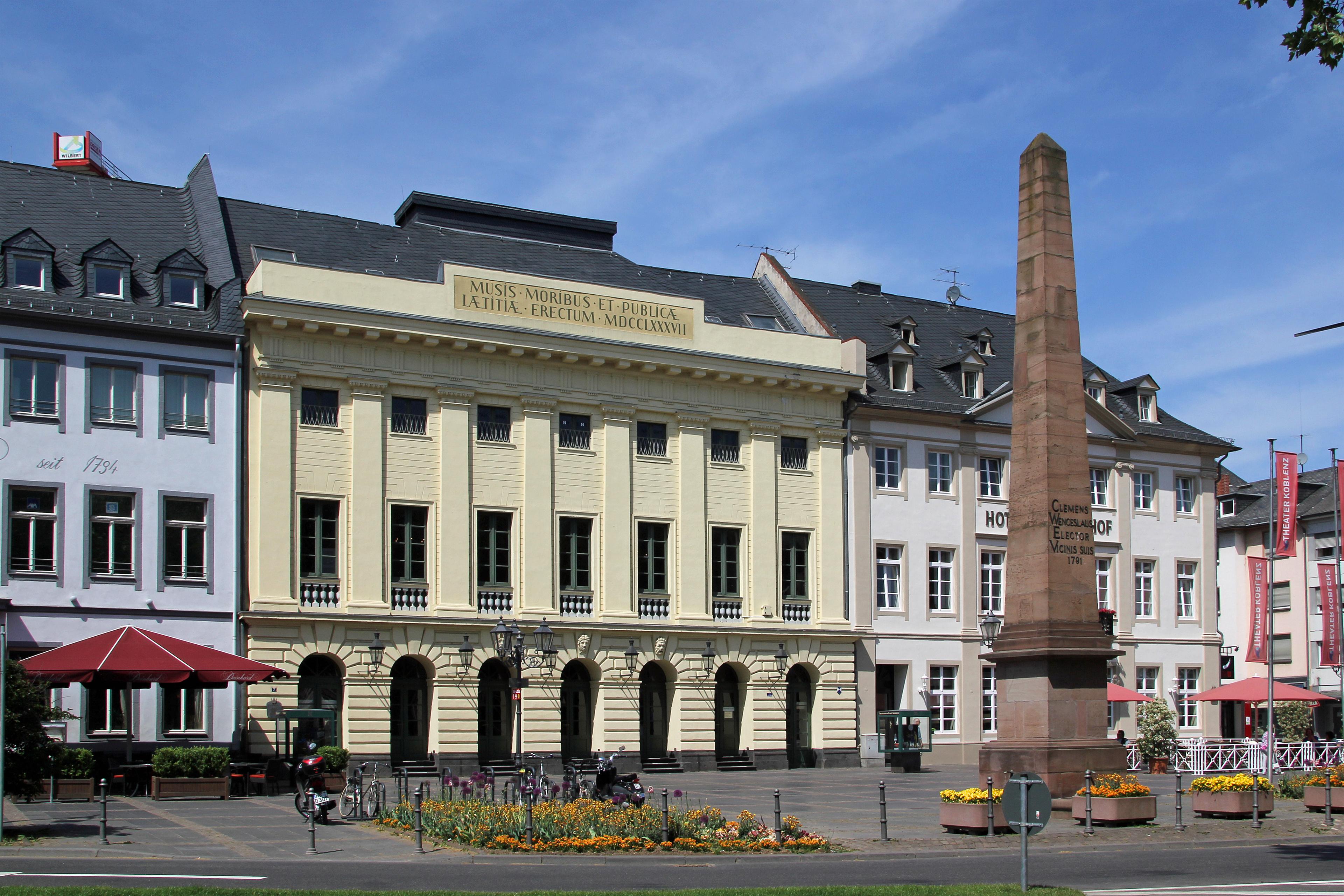 Koblenz im Buga-Jahr 2011 - Das Theater mit dem Clemensbrunnen (Obelisk)