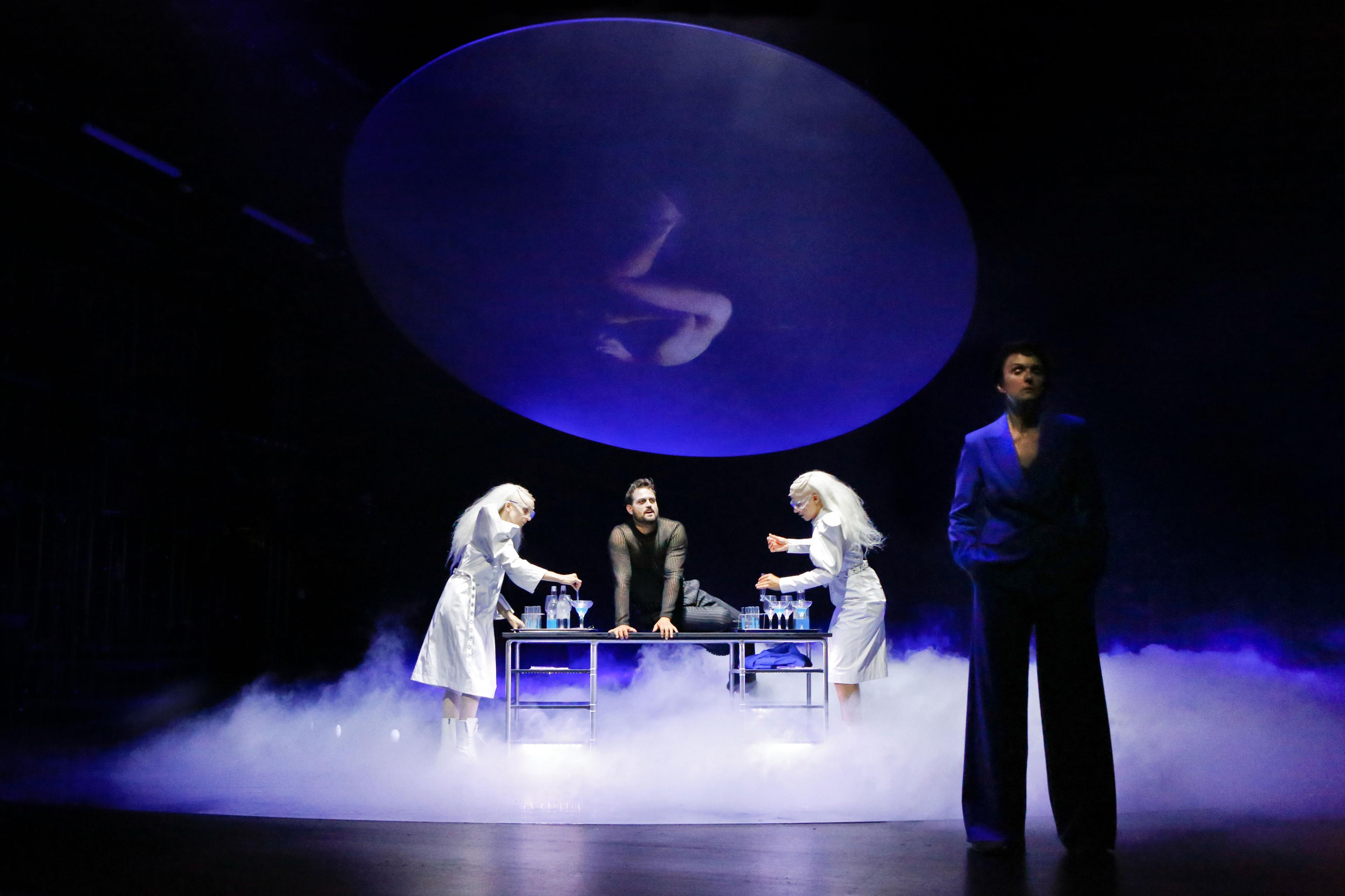 Silvia Weiskopf als Hexe 1, Nicolas Fethi Türksever als Mephisto, Beritan Balcı als Hexe 2 und Bettina Engelhardt als Margarete Faust. Foto Birgit Hupfeld