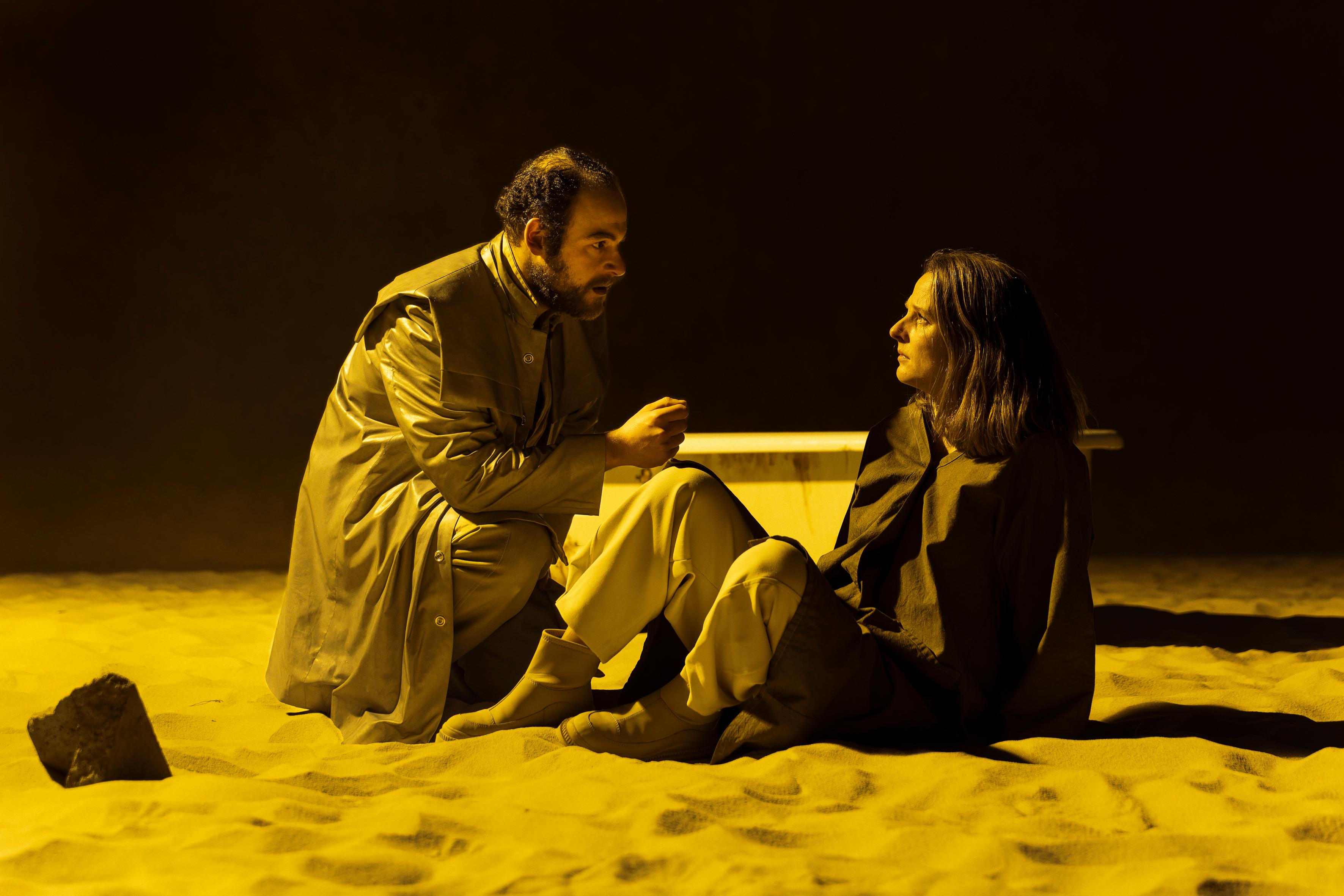Damir Avdic und Julia Schubert in „Zwei auf einer Bank“, in der Regie von Amalia Starikow. Foto Gianmarco Bresadola