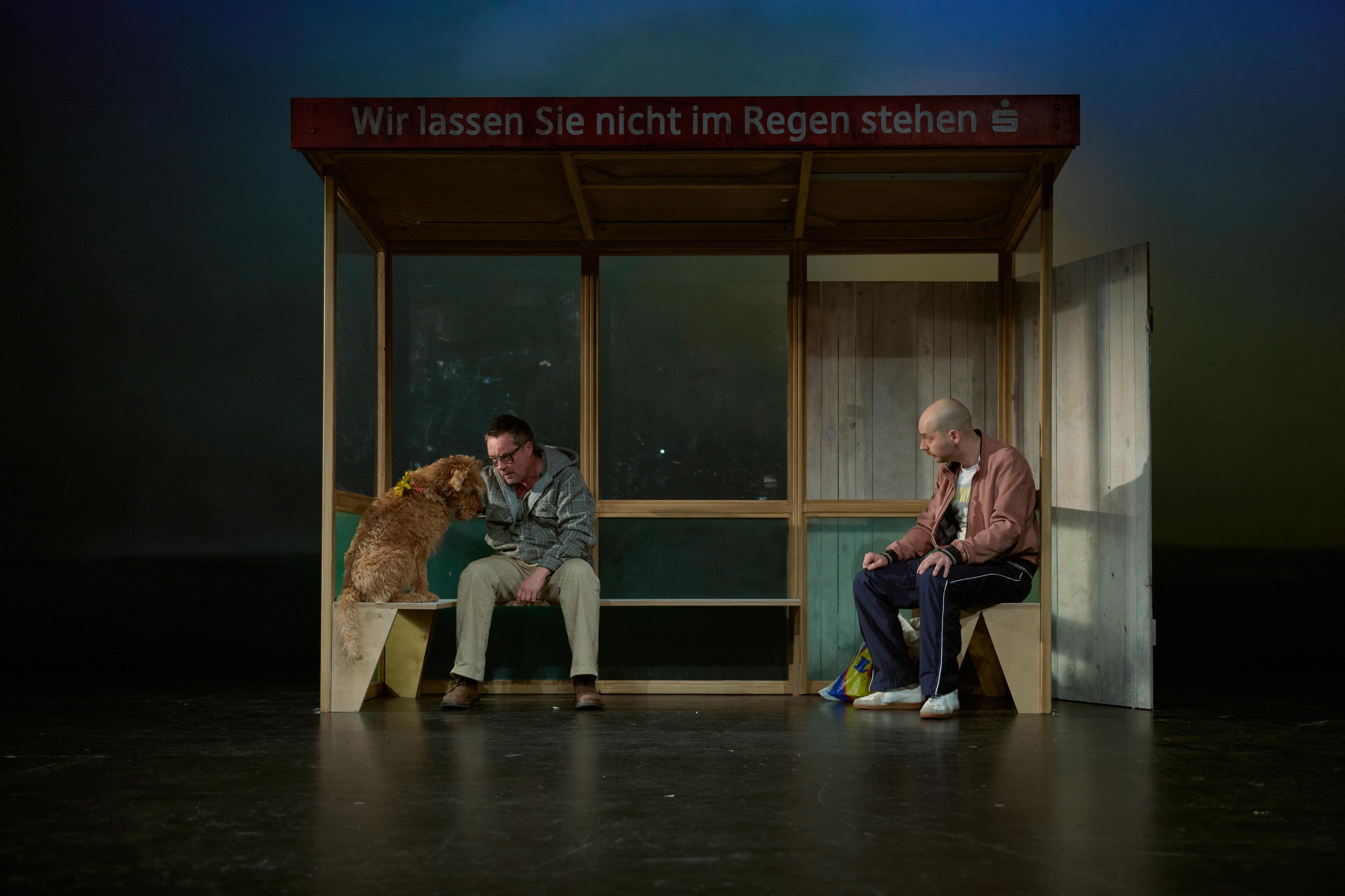 Johannes Ackermann und Ralf Paschke in Oliver Bukowski "Warten auf'n Bus", Theater Bielefeld. Foto Joseph Ruben