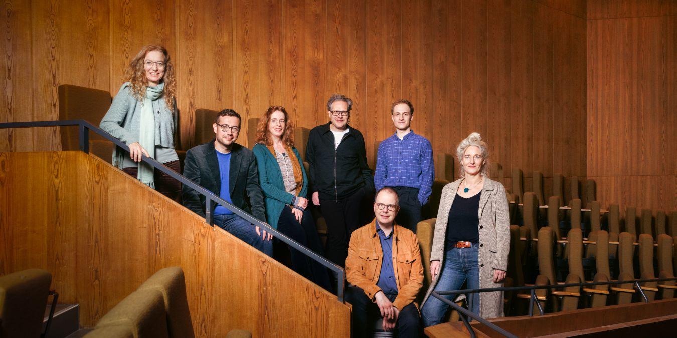 Die Theatertreffen-Jury 2026: Alexandra Kedves, Martin Thomas Pesl, Sabine Leucht, Falk Schreiber, Vincent Koch, Sascha Westphal, Christine Wahl.