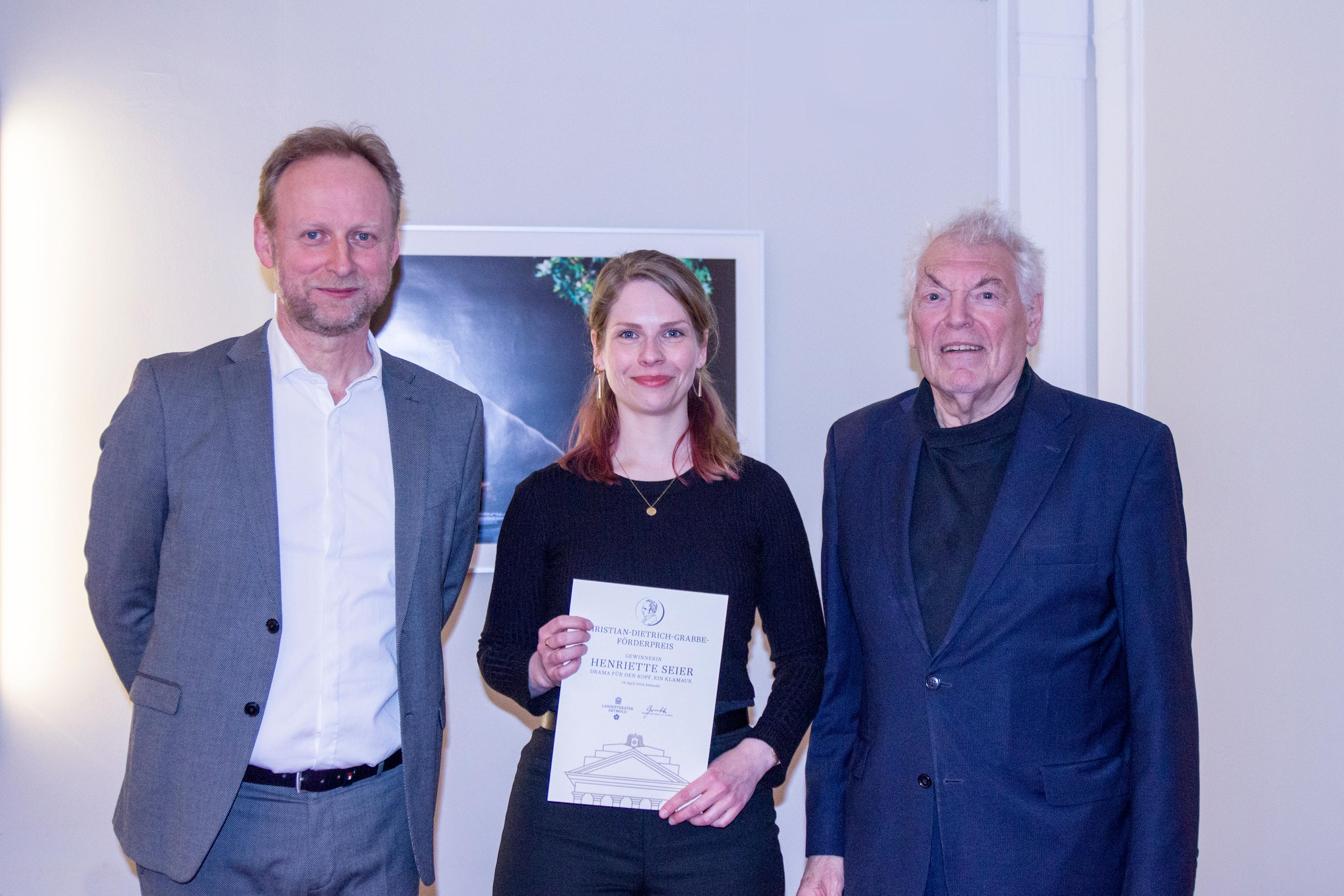 v.l.: Intendant Georg Heckel, Gewinnerin Henriette Seier, Präsident der Grabbe-Gesellschaft e.V. Detmold Dr. Peter  Schütze  
