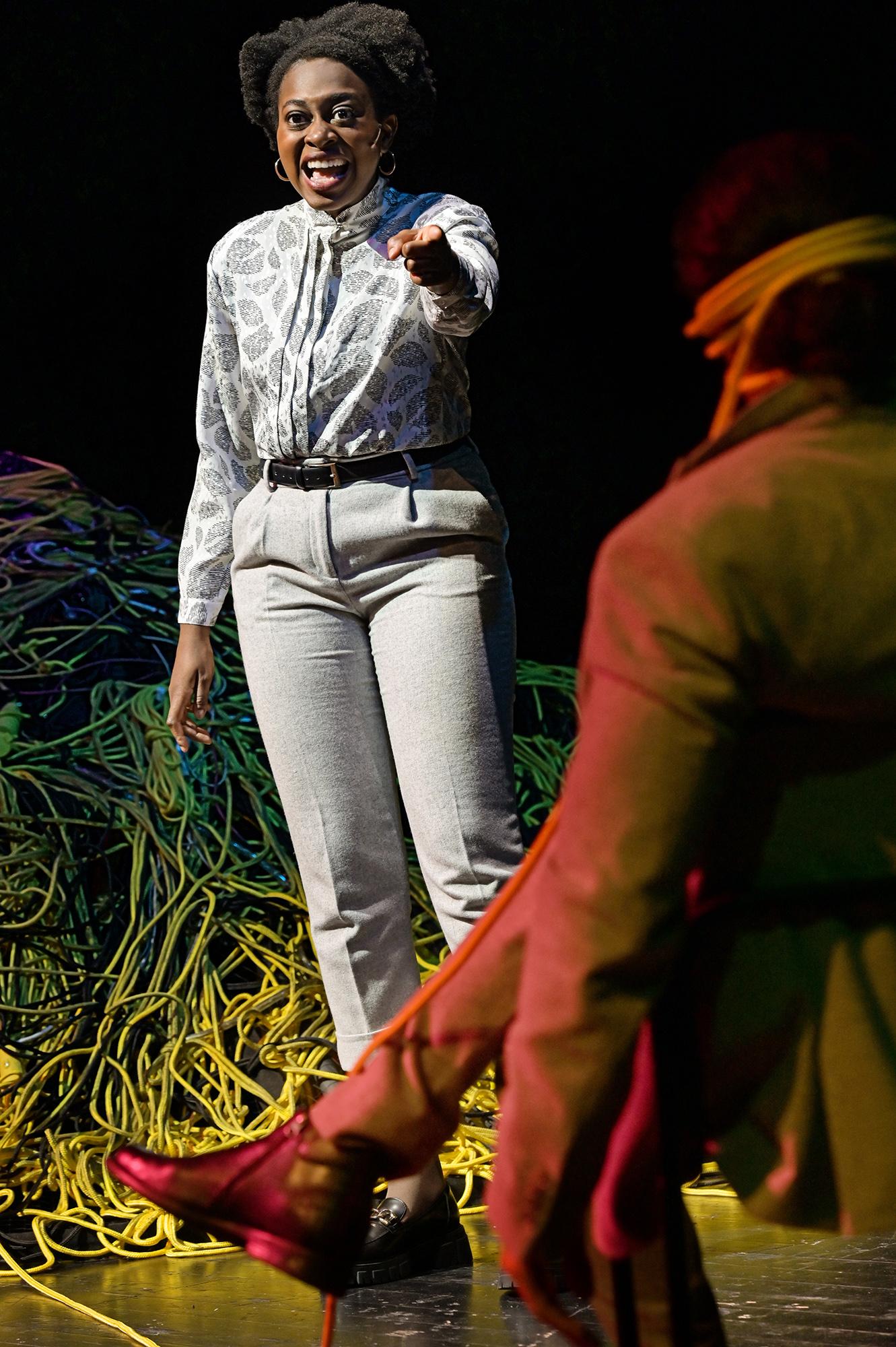 Efè Agwele und Sebastián Capitán Viveros in „A Family Business“ von Chris Thorpe am Staatstheater Mainz. Foto Andreas Etter