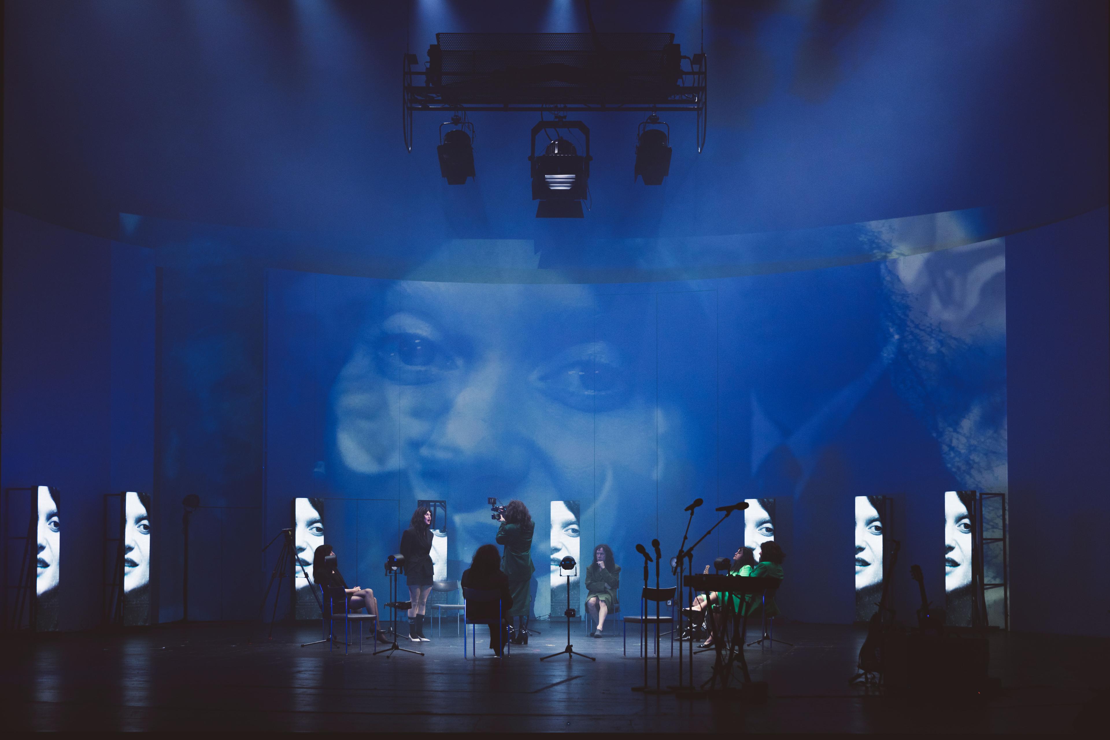 Bögen und Bezüge zur die „Marquise“-Erzählung: „Die Marquise von O. Und – “ in der Regie von Ildkikó Gáspár am Deutschen Theater Berlin. Foto Eike Walkenhorst