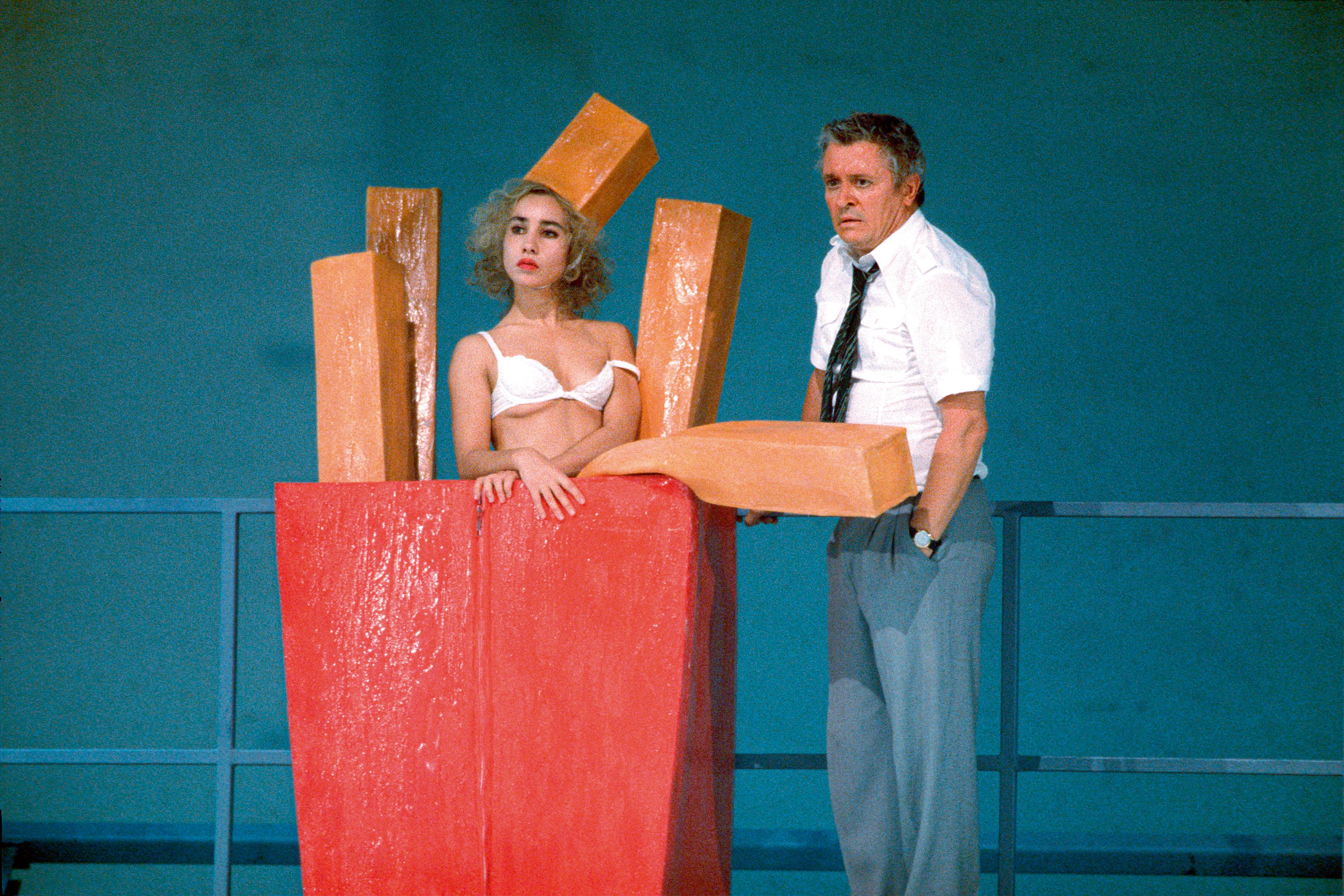 „Die Weber“ von Gerhart Hauptmann, Regie Frank Castorf, Volksbühne am Rosa-Luxemburg-Platz 1997, mit Kathrin Angerer. Foto David Baltzer/bildbuehne.de