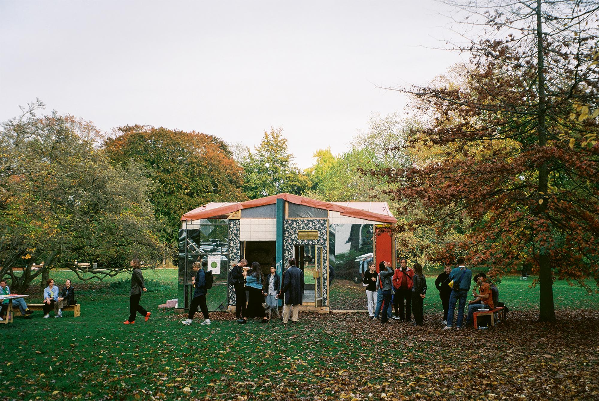 Der Ausstellungspavillon auf der Finissage im/the exhibition pavilion at the closing event in Düsseldorfer Volksgarten, 30. Oktober 2022 Foto/Photo Elisabeth Bauer