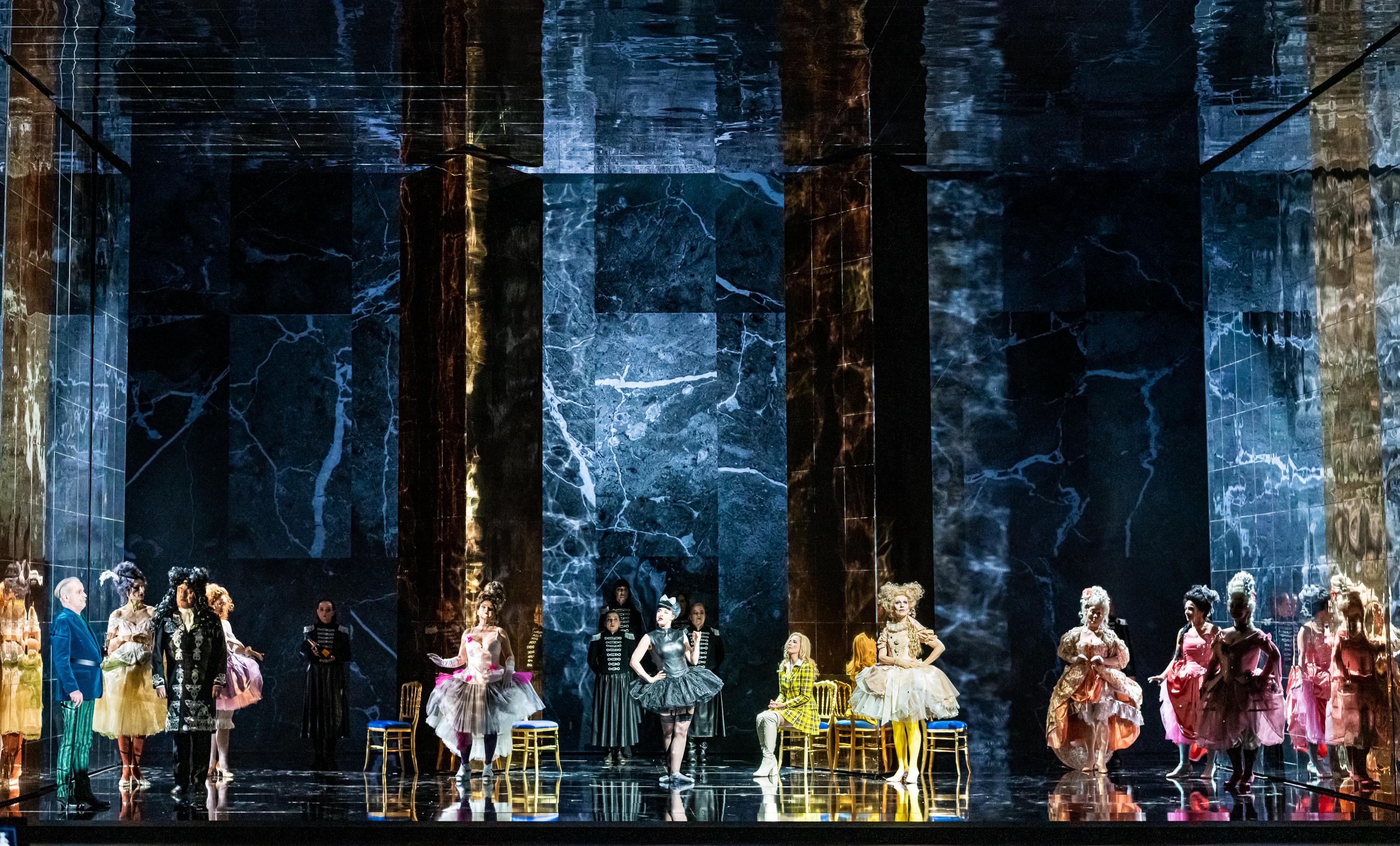Nach behobenen technischen Störungen zeigt sich das beeindruckende Bühnenbild der Hallenser Aufführung von „Der Rosenkavalier“ unter der Regie von Walter Sutcliffe. 