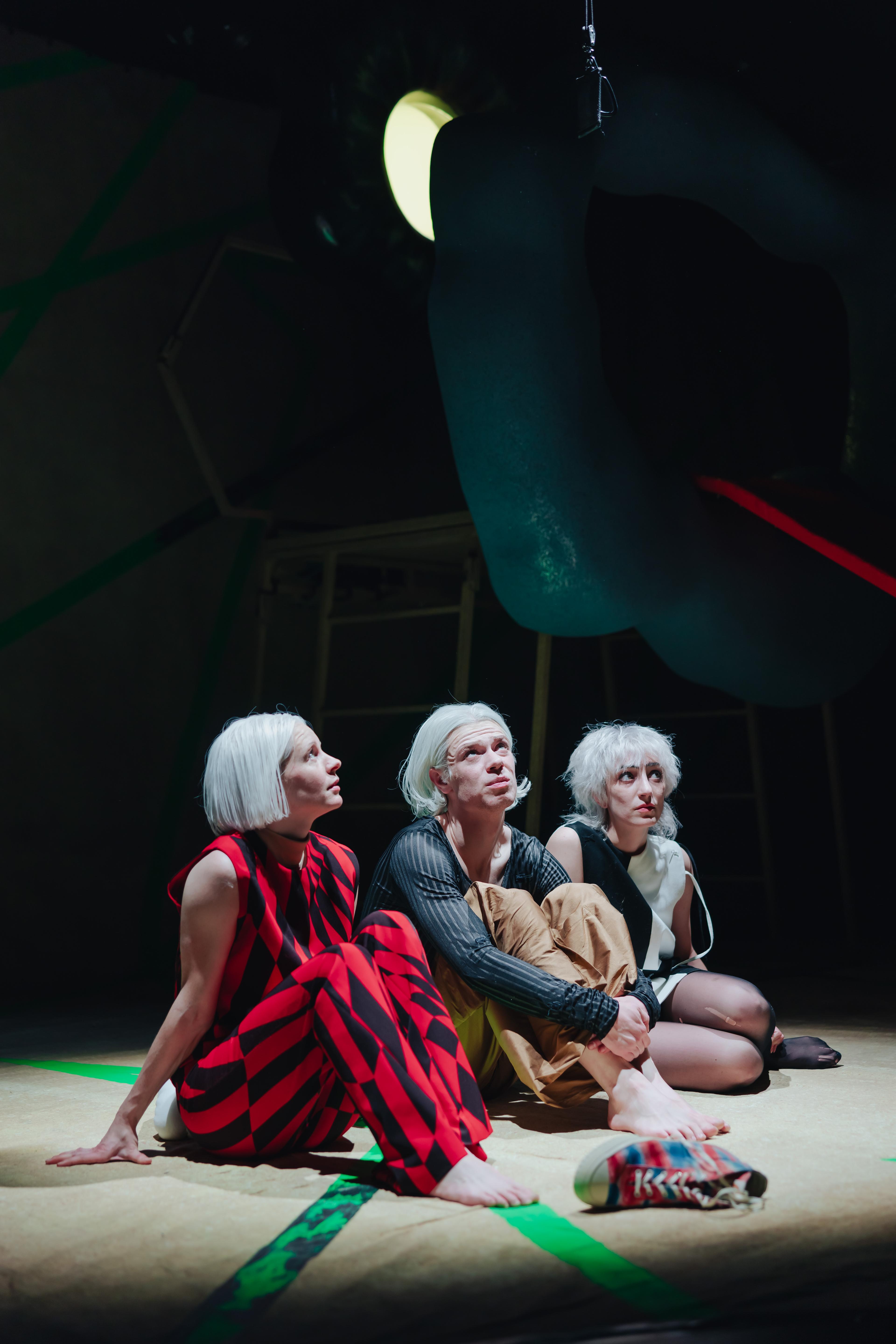 Imke Siebert, Jacob Z. Eckstein, Roxana Safarabadi in der Uraufführung von „Wir wissen, wir könnten, und fallen synchron“ am Theater Bonn. Foto Markus Bachmann