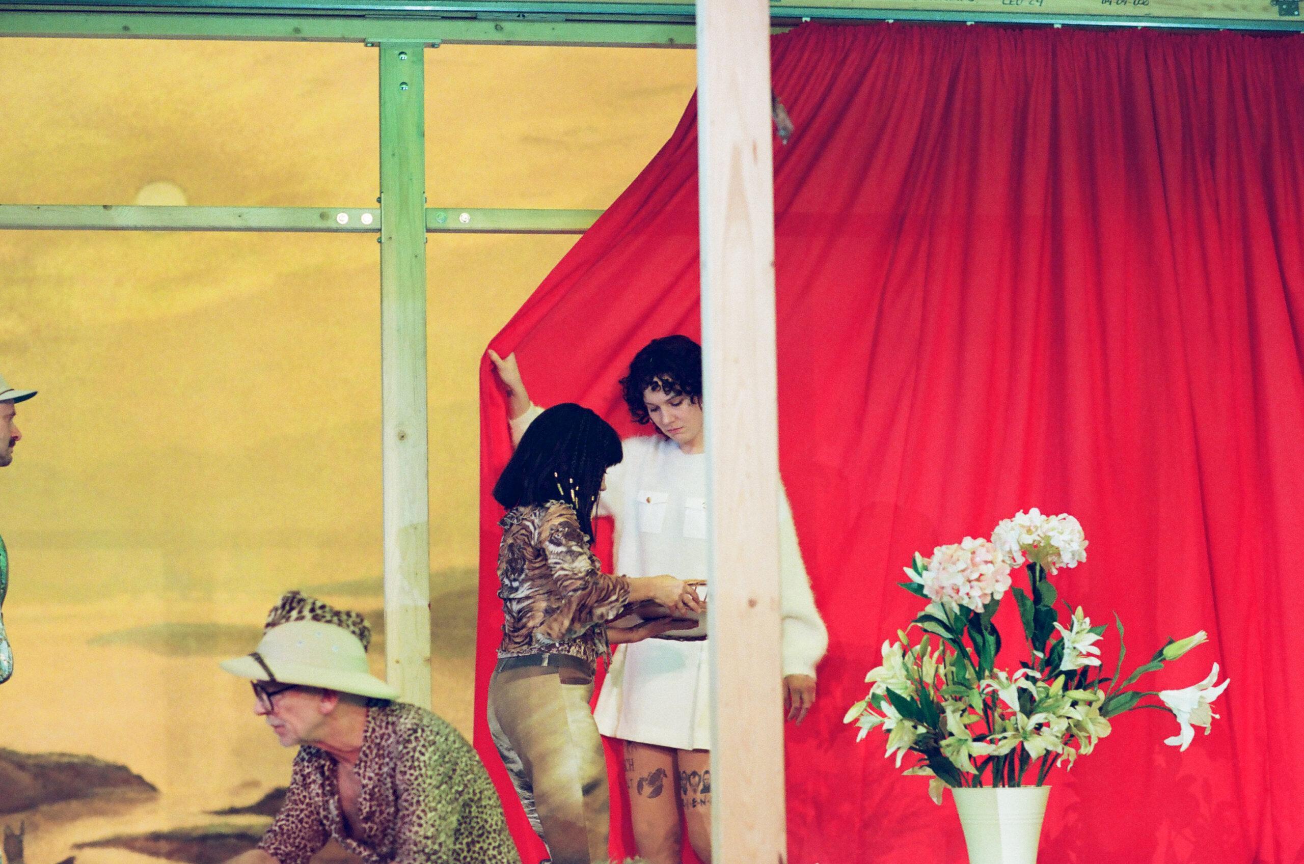 Martin Wuttke, Kathrin Angerer undRosa Lembeck in „Der Schnittchenkauf“ von René Pollesch. Foto Apollonia T. Bitzan