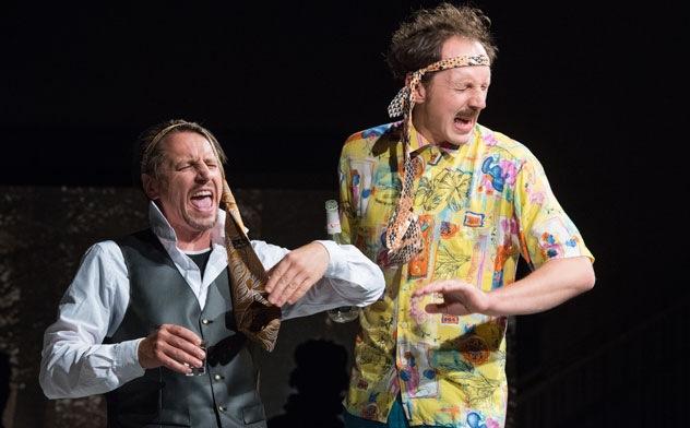 Handfeste Ritter, wüste Besäufnisse – Tom Baldauf (l.) und Peter Wagner in „Ich, Uta“ am Theater Naumburg. Foto Torsten Biel