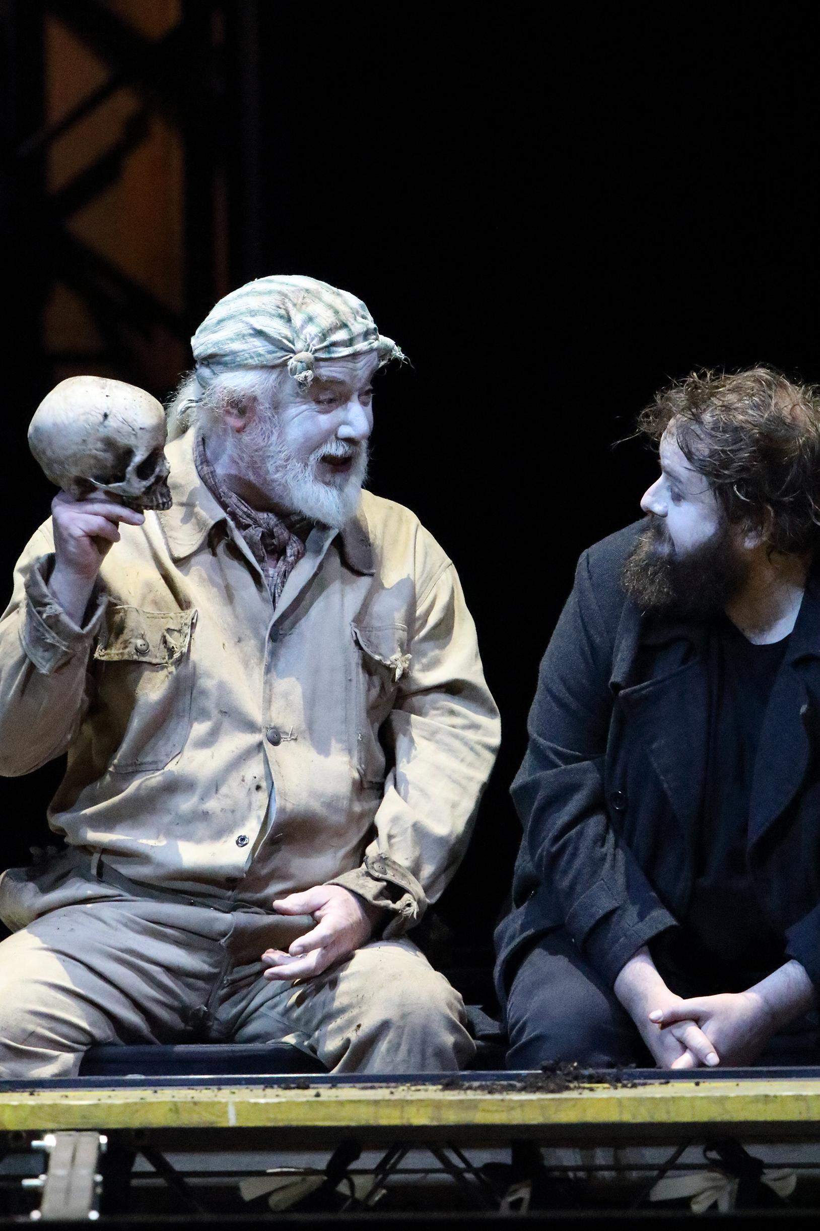 John Tomlinson und Allan Clayton in der Titelrolle von „Hamlet“ an der Bayerischen Staatsoper. Foto Wilfried Hösl