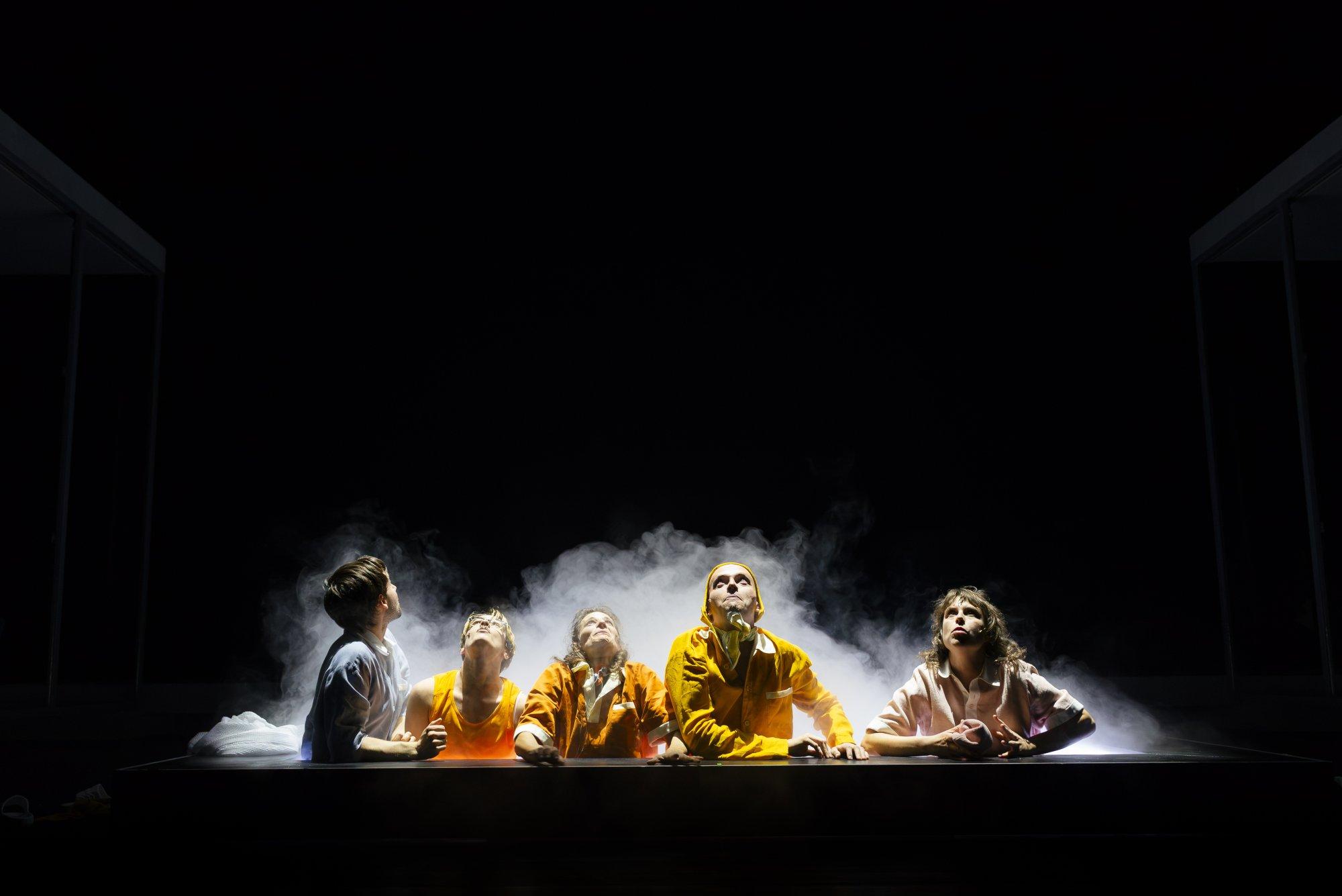 Szene aus „Haus zur Sonne“ nach dem Roman von Thomas Melle in einer Inszenierung von Adrian Figueroa am Schauspiel Hannover.
