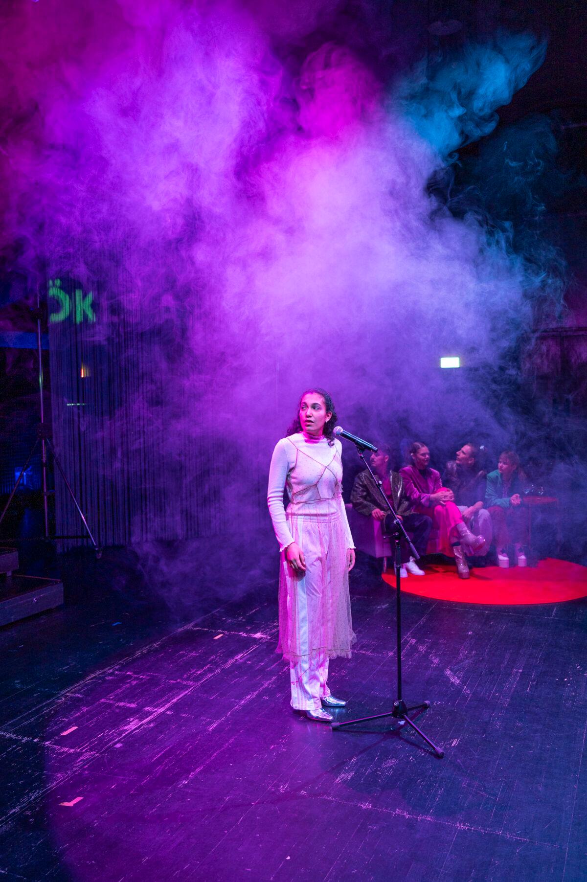 Mittels Karaoke suchen sie nach der eigenen Stimme: Die jungen Schauspieler:innen der Jungen Marie bringen eine glitzernde Show auf die Bühne. „I want to belong (and sing a song)“ von Autor und Regisseur Philippe Heule.