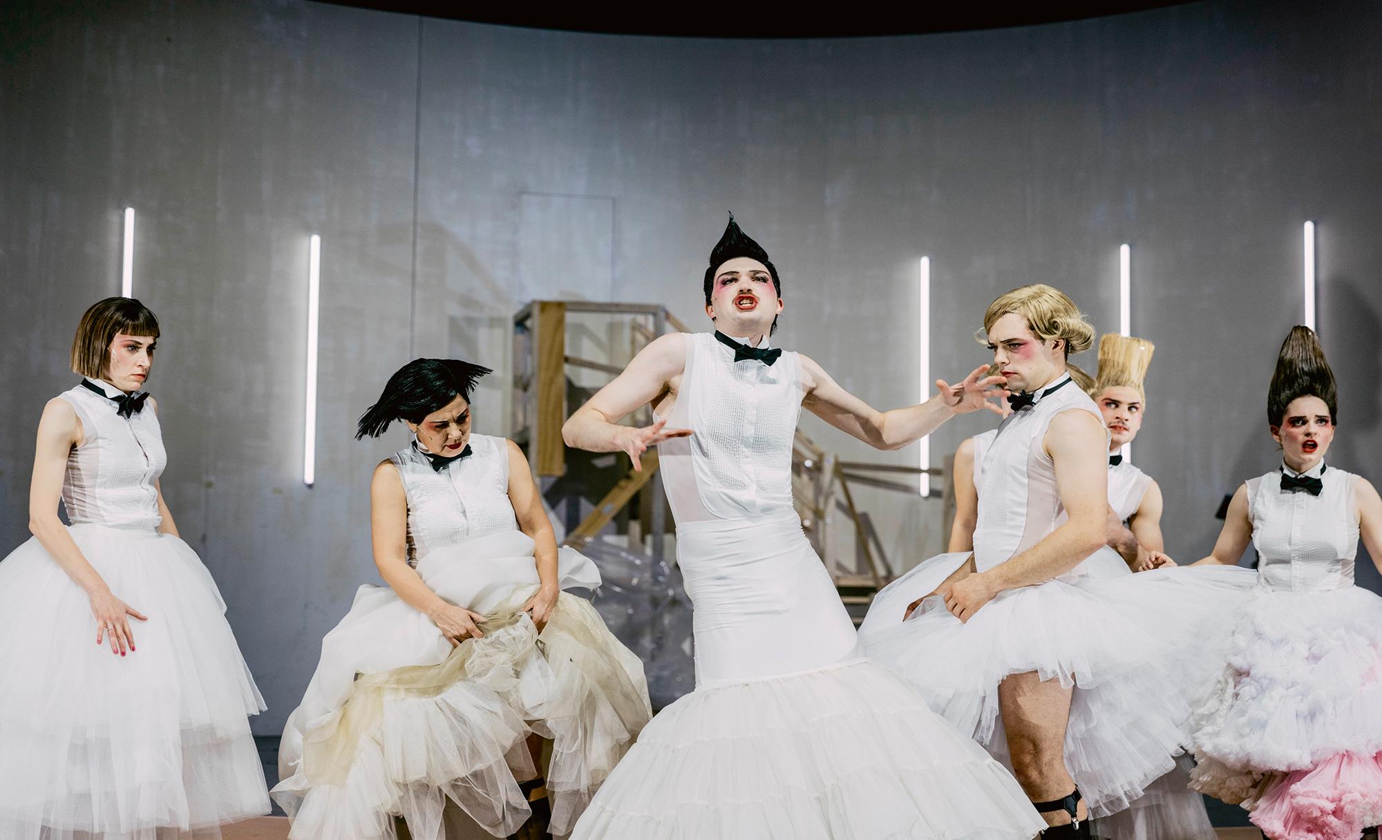Ensemble in „Ursonate [Wir spielen, bis uns der Tod abholt]“ von Kurt Schwitters in der Regie von Claudia Bauer am Deutschen Theater in Berlin. Kostüme Vanessa Rust
