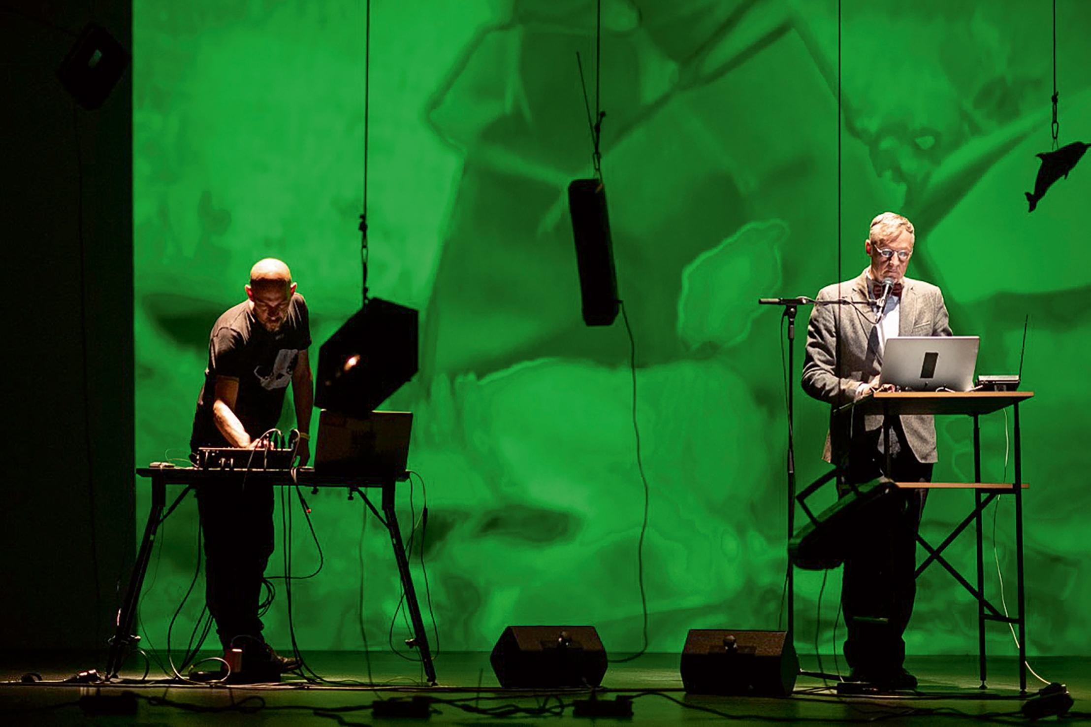 „Dr. Slodti saugt ab – Mix aus dem Hirn im OP-Saal“ von Hermann Bohlen und Robert Schalinski. Foto Filippo Szymczak