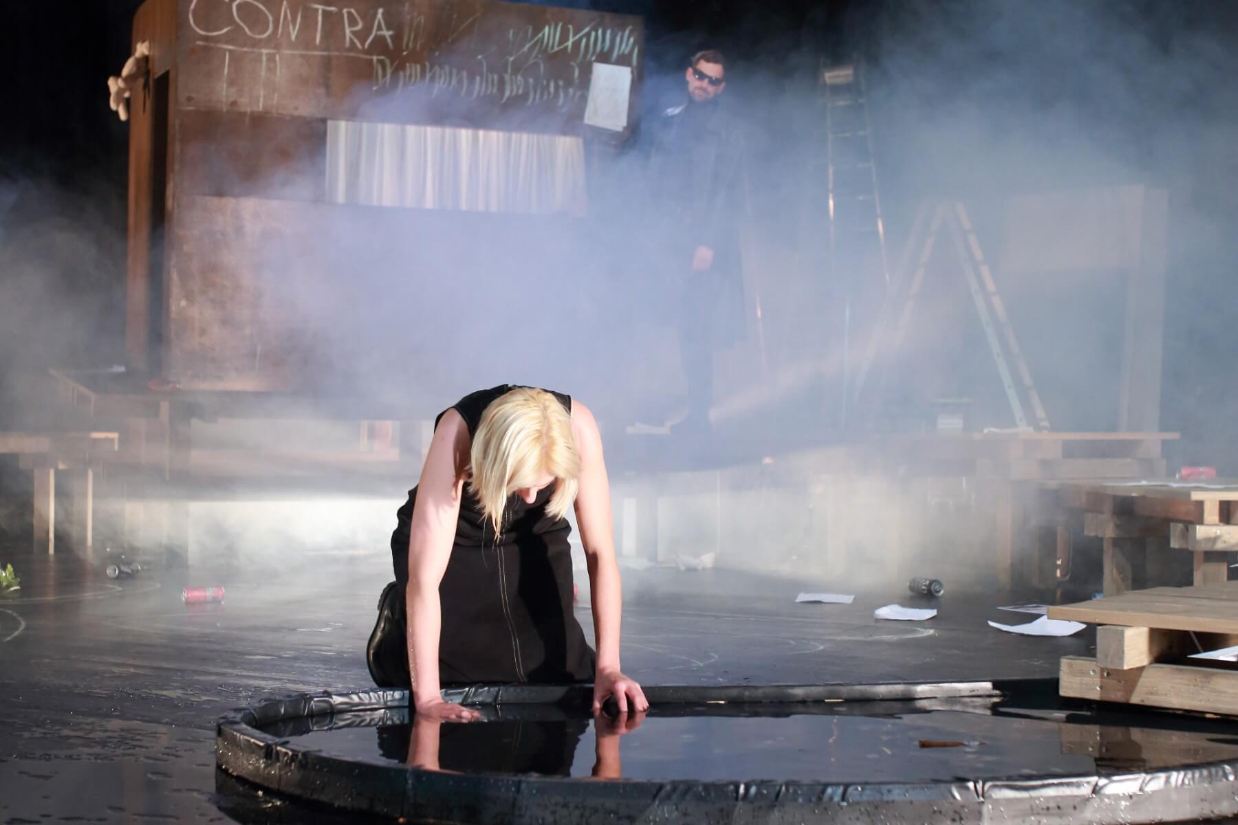 „Automatenbüffet“ von Anna Gmeyner in der Regie von Anne Habermehl am Theater der Stadt Aalen.