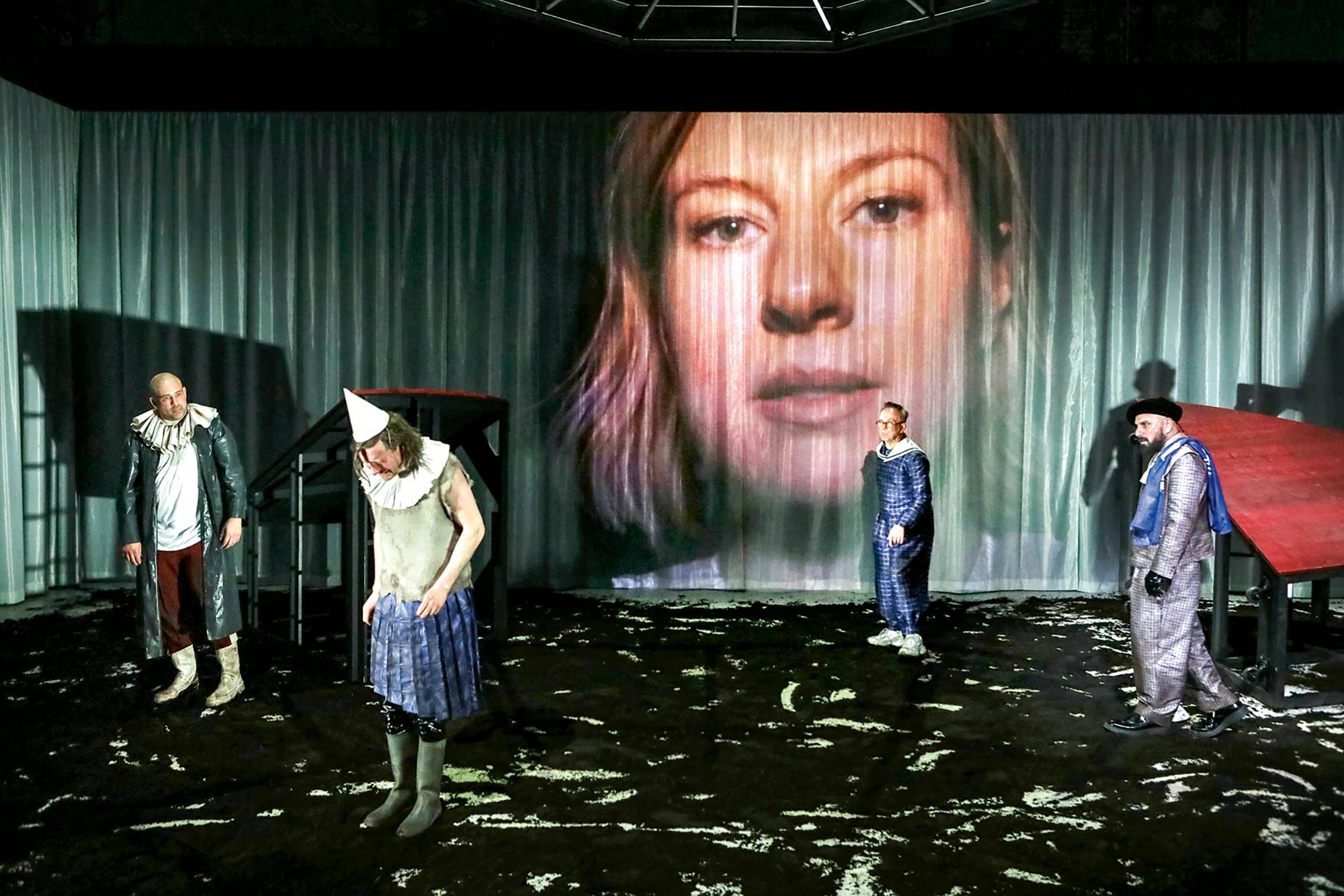 Szenen aus „Automatenbüffet“ von Anna Gmeyner am Residenztheater München. (V. l. n. r.) Anna Drexler, Simon Zagermann, Max Rothbart, Thomas Reisinger und Delschad Numan Khorschid