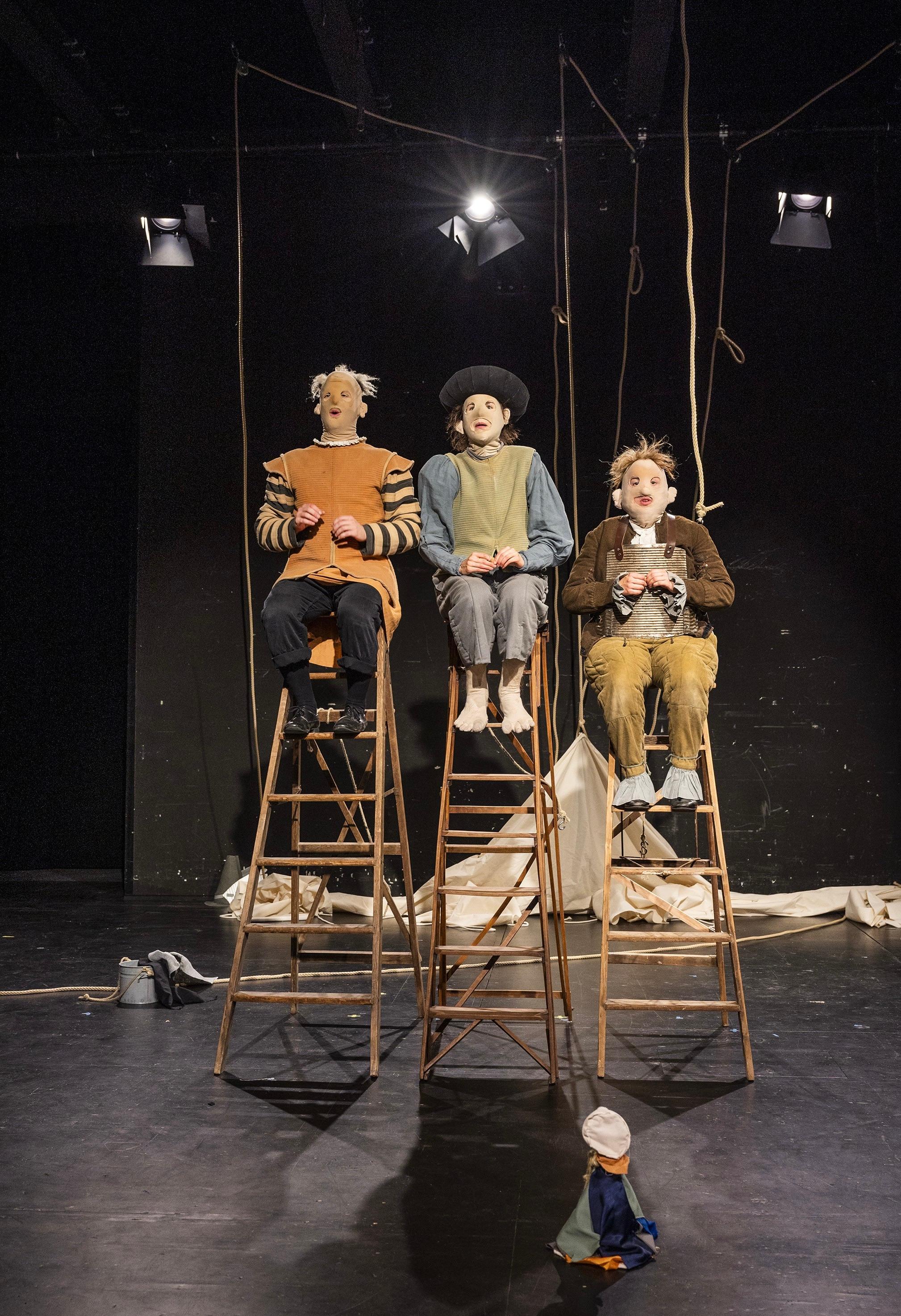 Rico Dietzmeyer, Felicitas Erben und Jojo Rösler in „Compania Sincara bringt: Frieden“. Foto Rolf Arnold