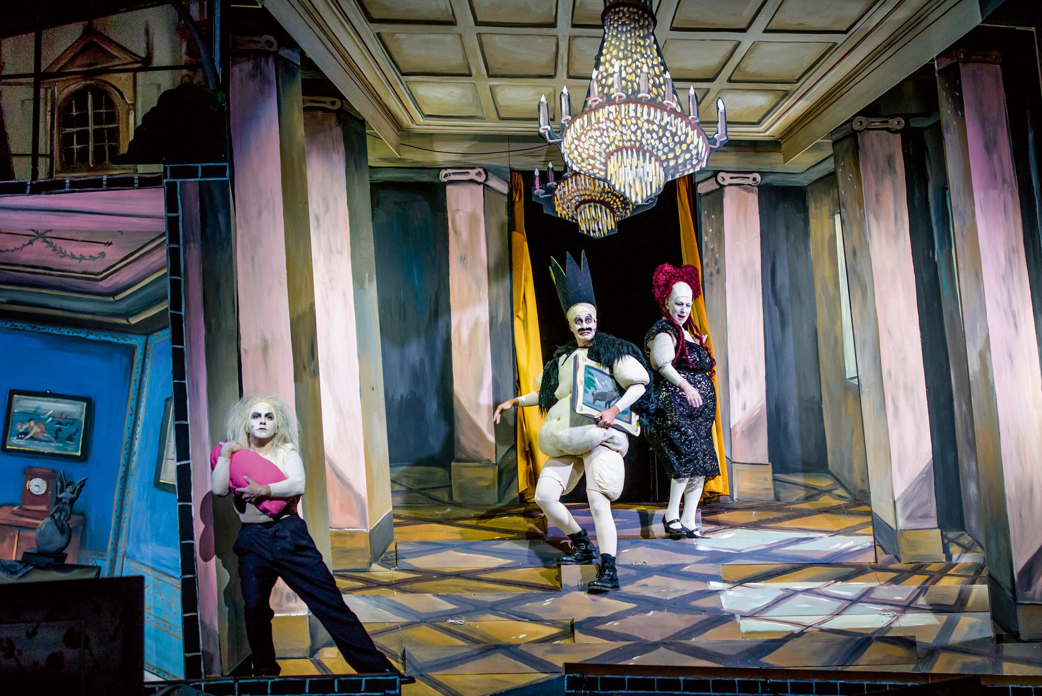 Susanne Wolff und Corinna Harfouch als König und Lady Macbeth und Oscar Olivo als Banquo in „Macbeth“ am Deutschen Nationaltheater Weimar. Foto Candy Welz
