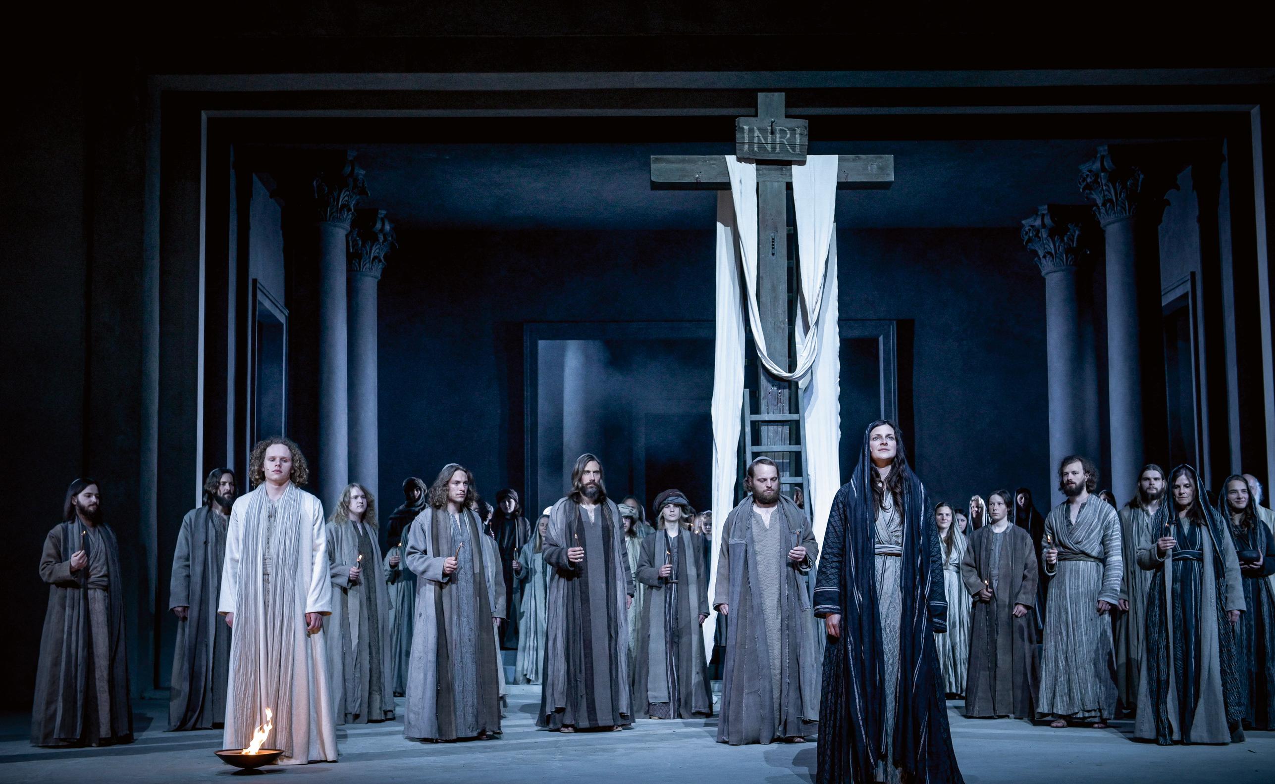 Kein Auferstandener auf der Bühne: Das Schlussbild der Passionsspiele Oberammergau kommt dieses Jahr ohne Jesus aus.