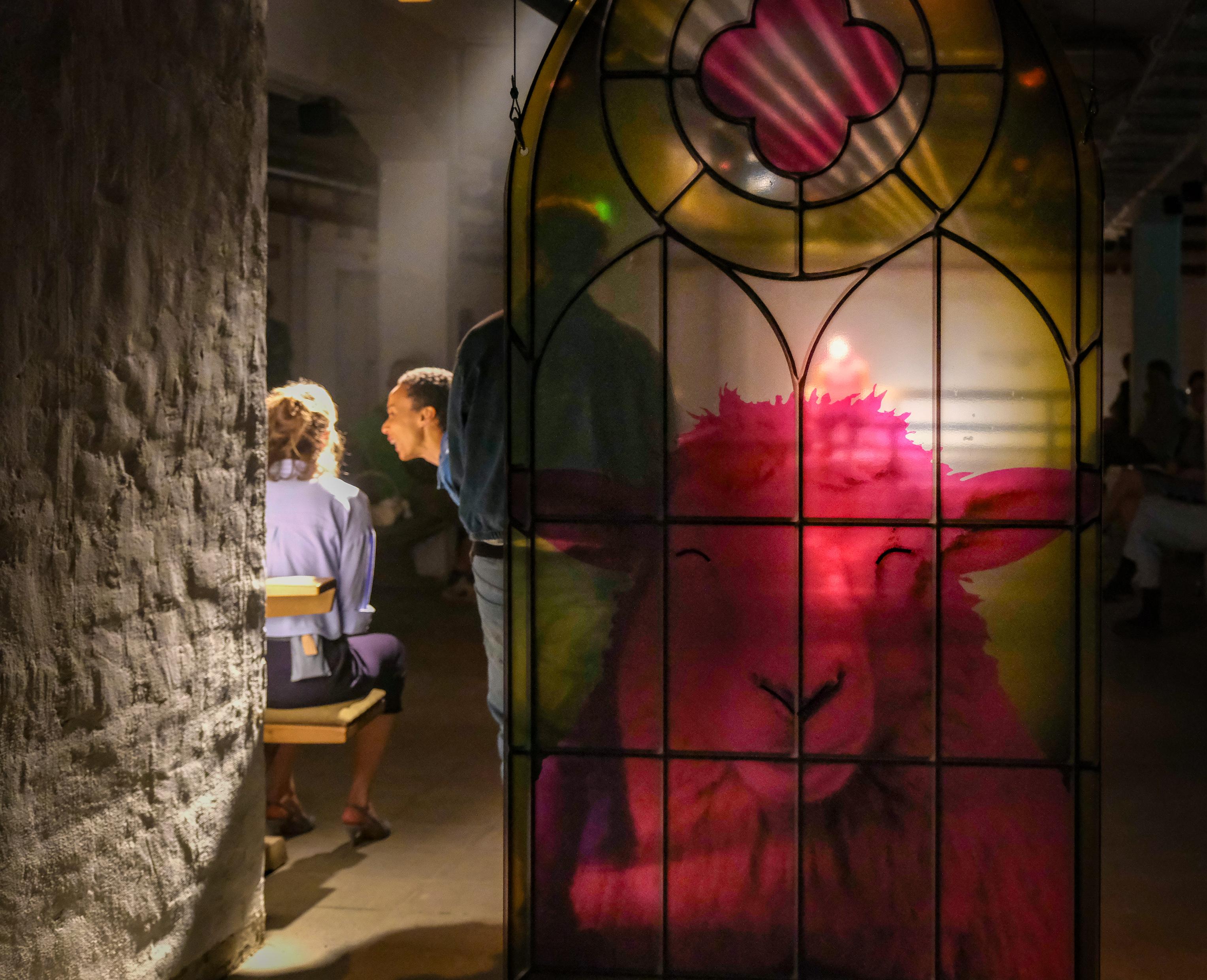 Was ist und muss von der Meinungsfreiheit gedeckt sein und was ist gefährlich für unsere Staatsform? „Schaf sehen. Eine theatrale Verschwörungserzählung“ von Juliane Hendes auf dem asphalt Festival Düsseldorf.