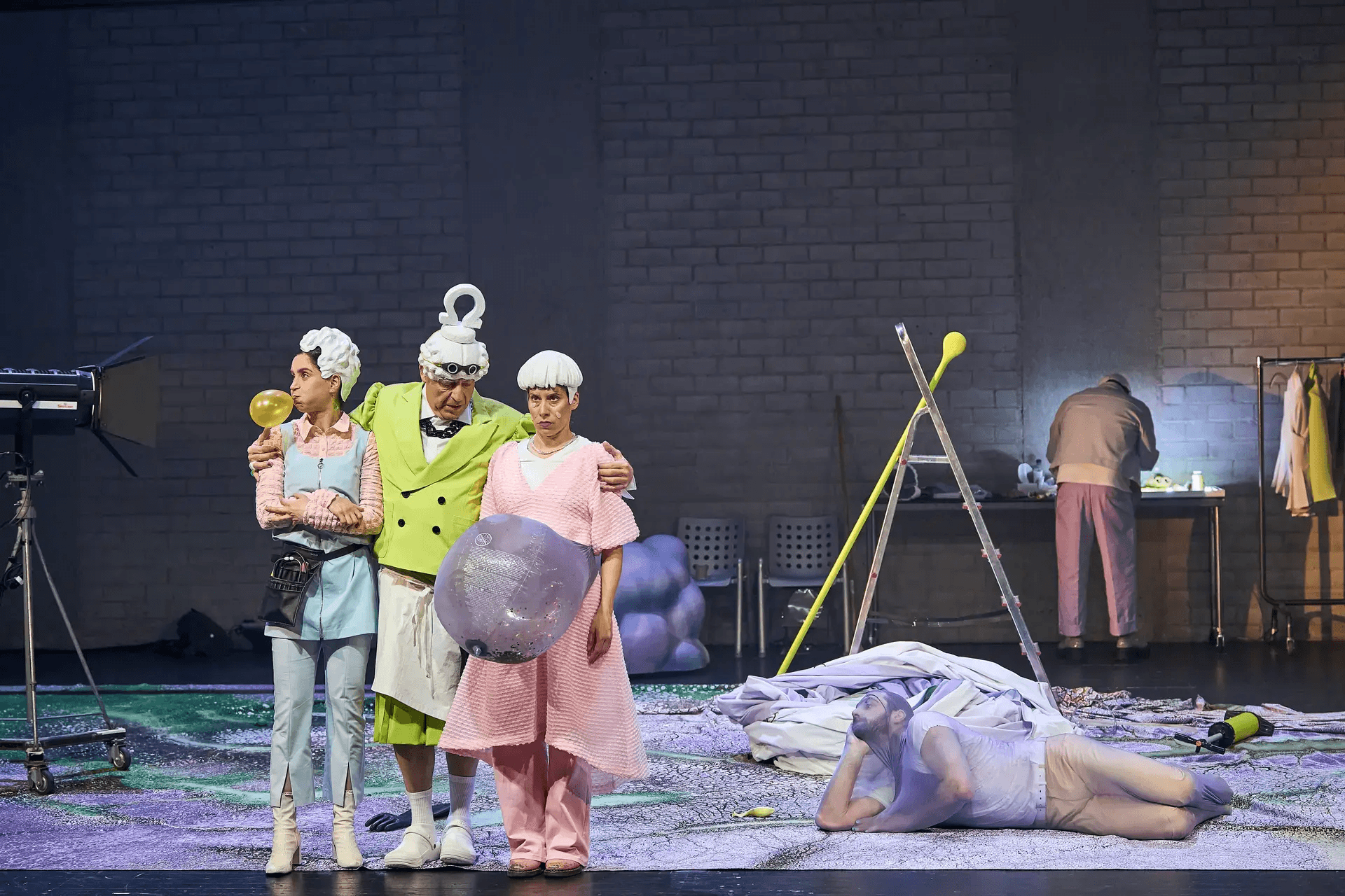 Elmira Bahrami, Andrea Bettini, Marie Löcker und Julian Anatol Schneider in der Uraufführung von „Die beste aller Zeiten“ am Theater Basel. Foto Lucia Hunziker