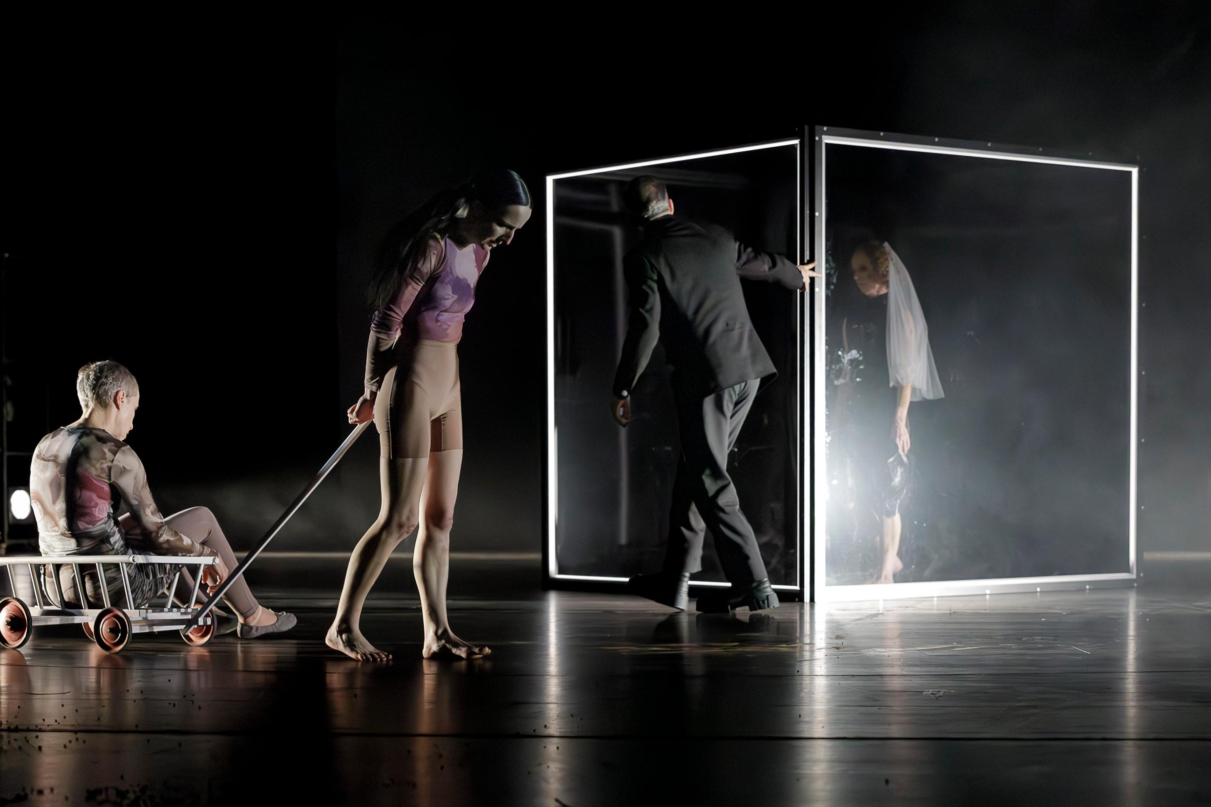 Ute Menzel als Eurydike, Sophie Hess als Ismene, Rüdiger Hellmann als Kreon und Julia Hell als Antigonie in der gleichnamigen Inszenierung in der Regie von Joanna Lewicka am Theater Plauen-Zwickau. Foto André Leischner