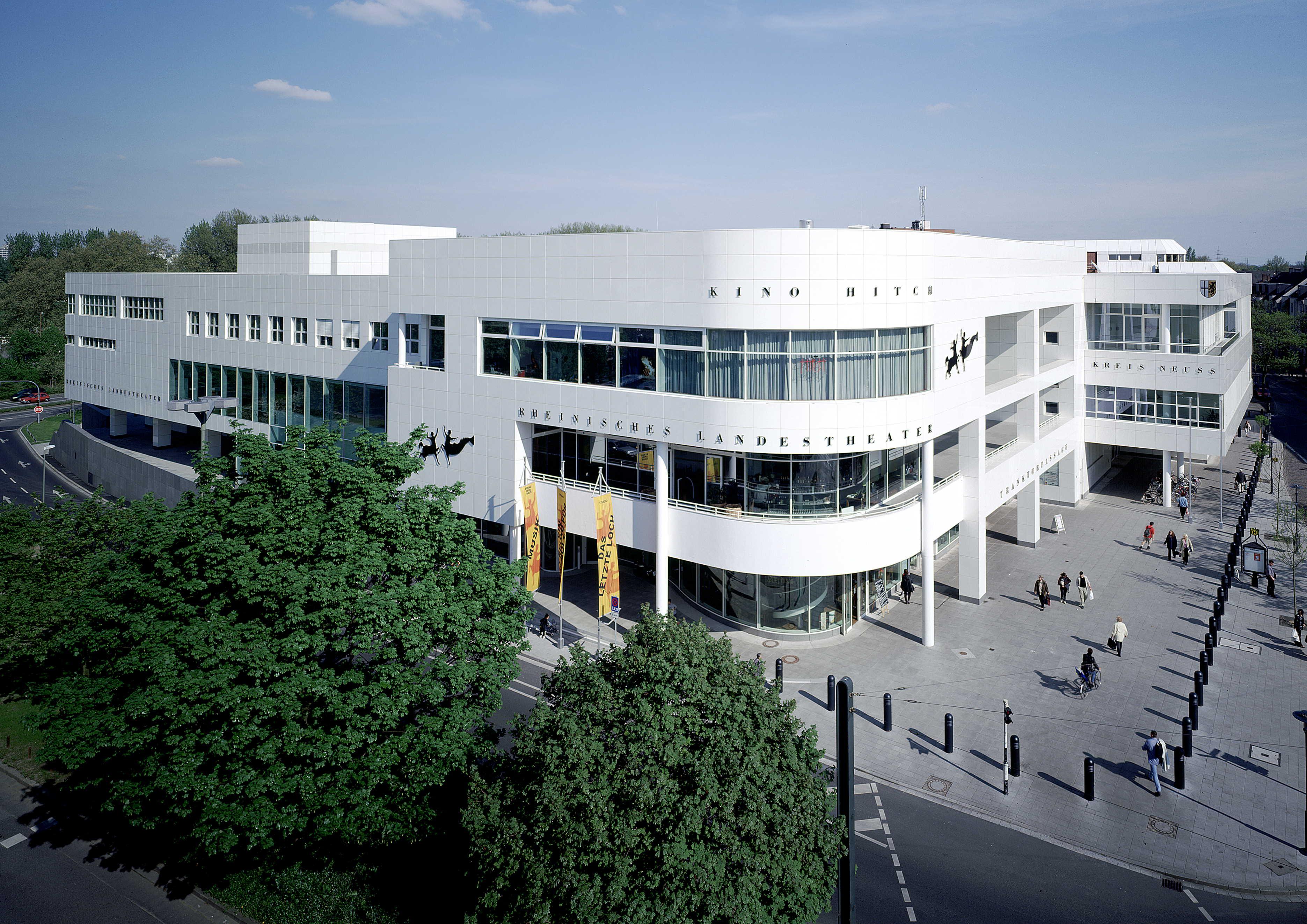 Das Foto zeigt die Außenansicht des Rheinischen Landestheater in Neuss.