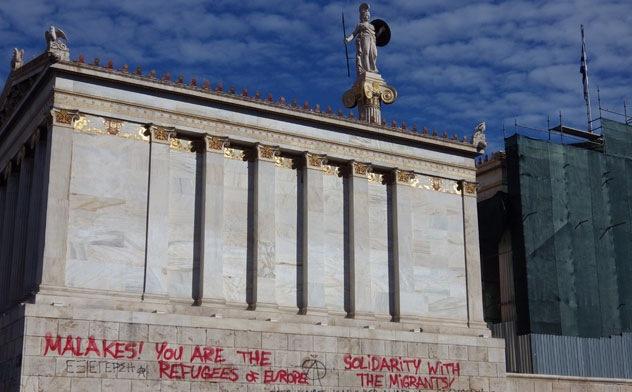 “Malakes! You are the refugees of Europe” - slogans on the National Academy. Foto: Julia Tulke