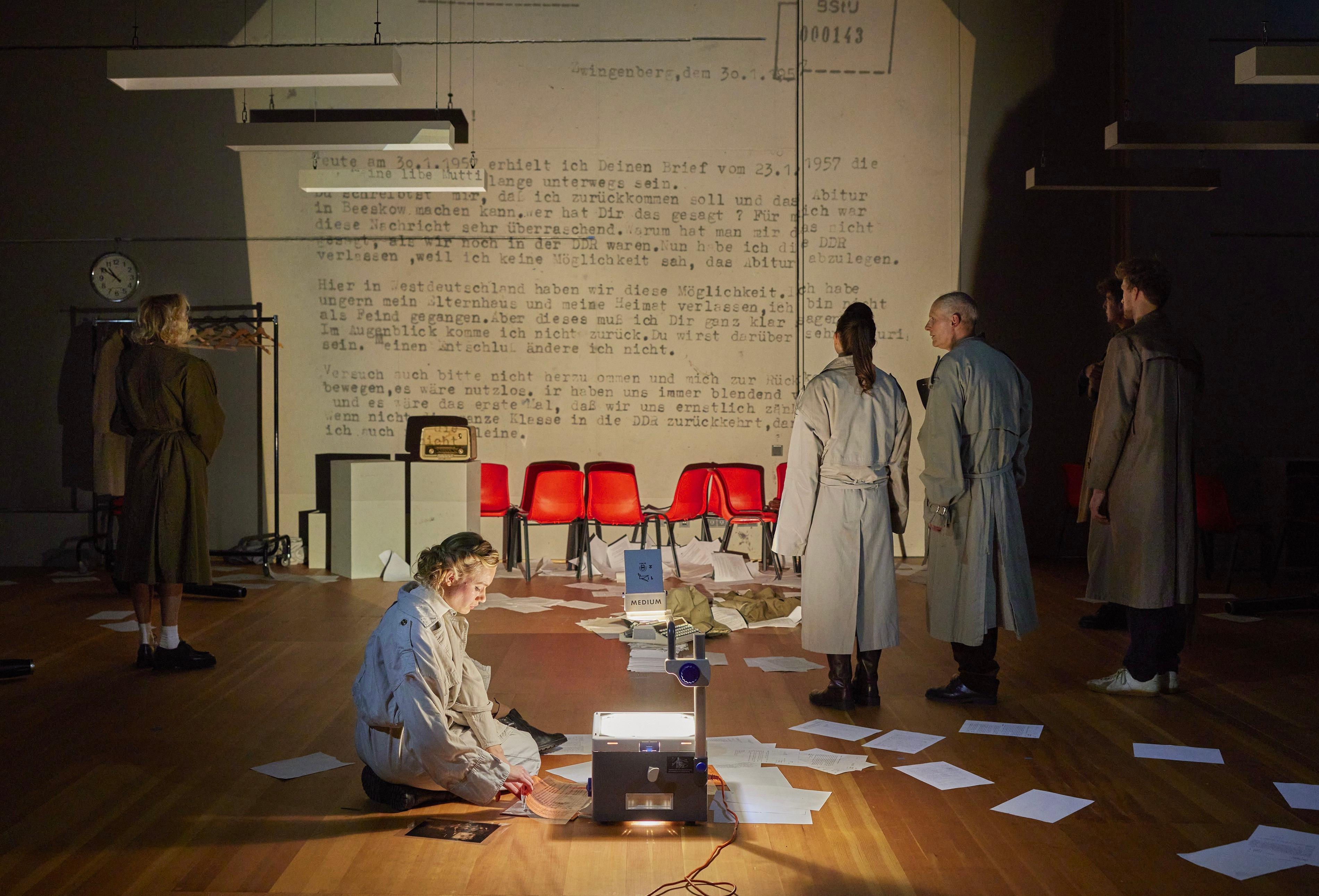 „Das schweigende Klassenzimmer“ nach dem Roman vom Dietrich Garstka in der Regie von Anna Stiepani am Mainfranken Theater Würzburg. Foto Nik Schölzel