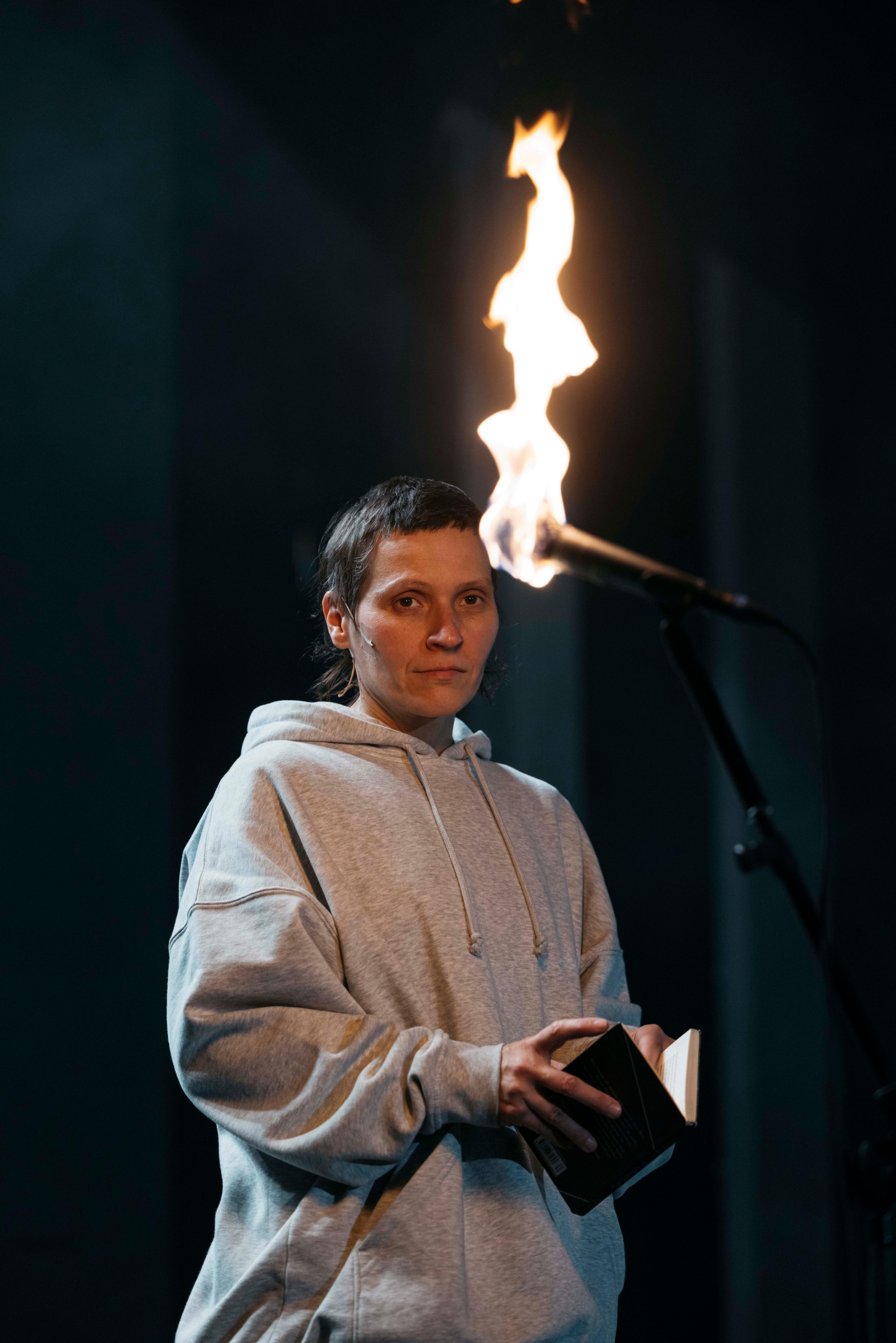 Nadine Geyersbach in „Verbundensein“ am Theater Bremen.