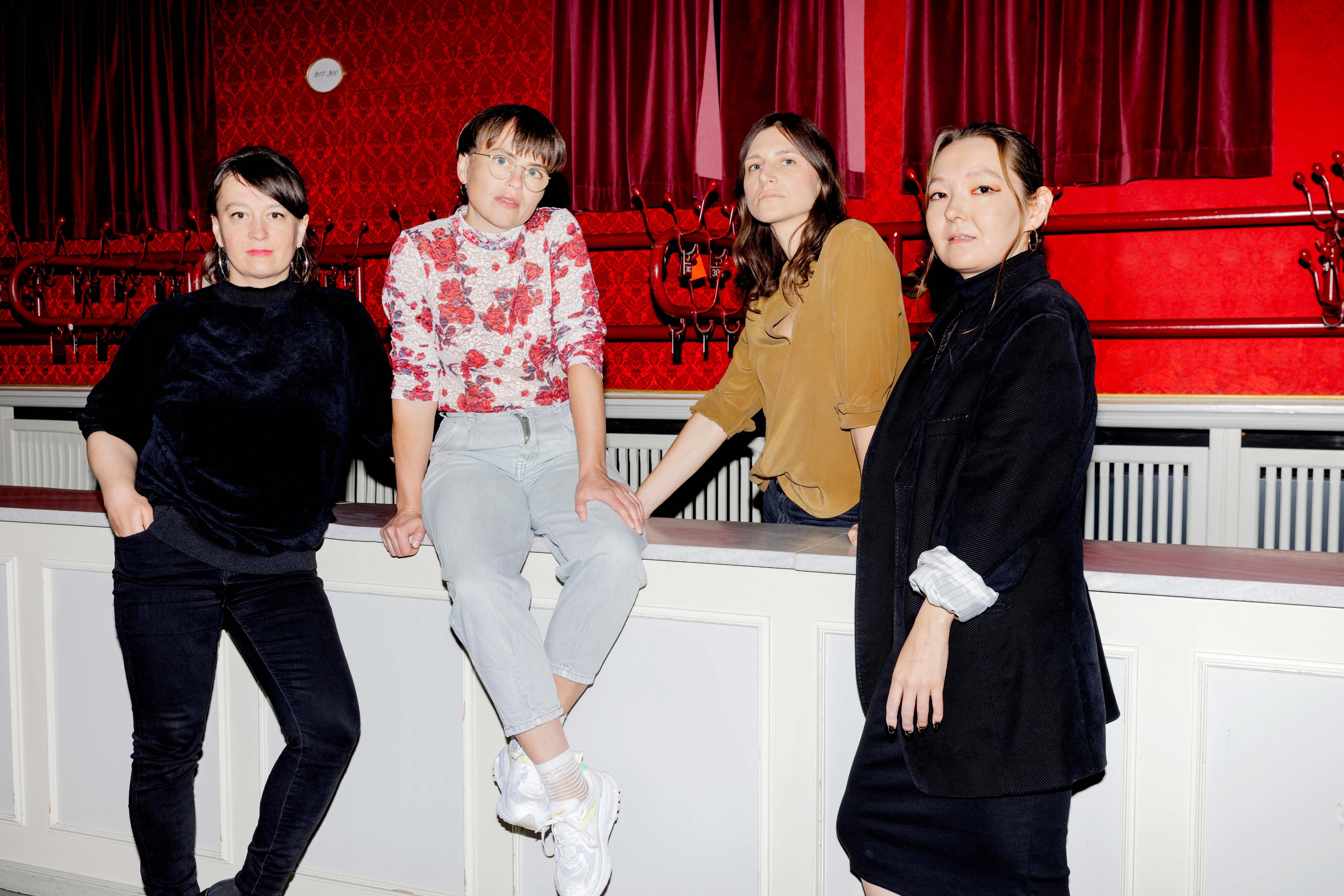 Caren Jeß, Ewe Benbenek, Nele Stuhler und Patty Kim Hamilton waren im vergangenen Jahr als sogenannte Atelierautorinnen am Deutschen Theater, um neue Stücke zu entwickeln.
