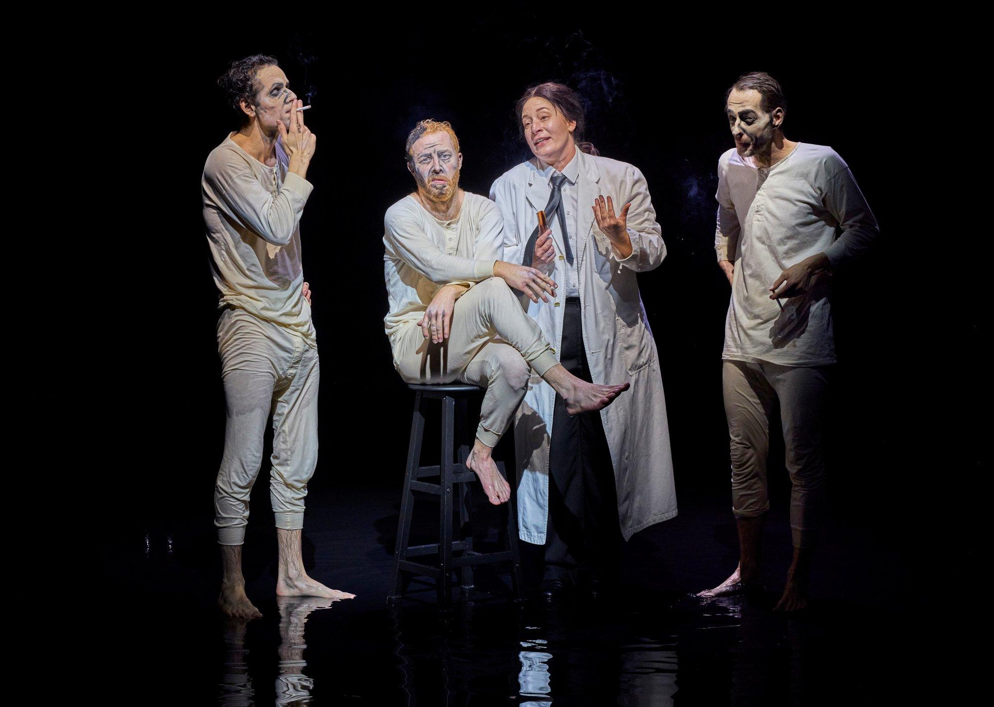 eon Schamlott, Loris Kubeng, Nina Mohr und Hannes Berg in „Von drei Millionen drei“ in der Regie von Ingo Putz zur Eröffnung der neuen Spielzeit unter neuer Intendanz am Mainfranken Theater