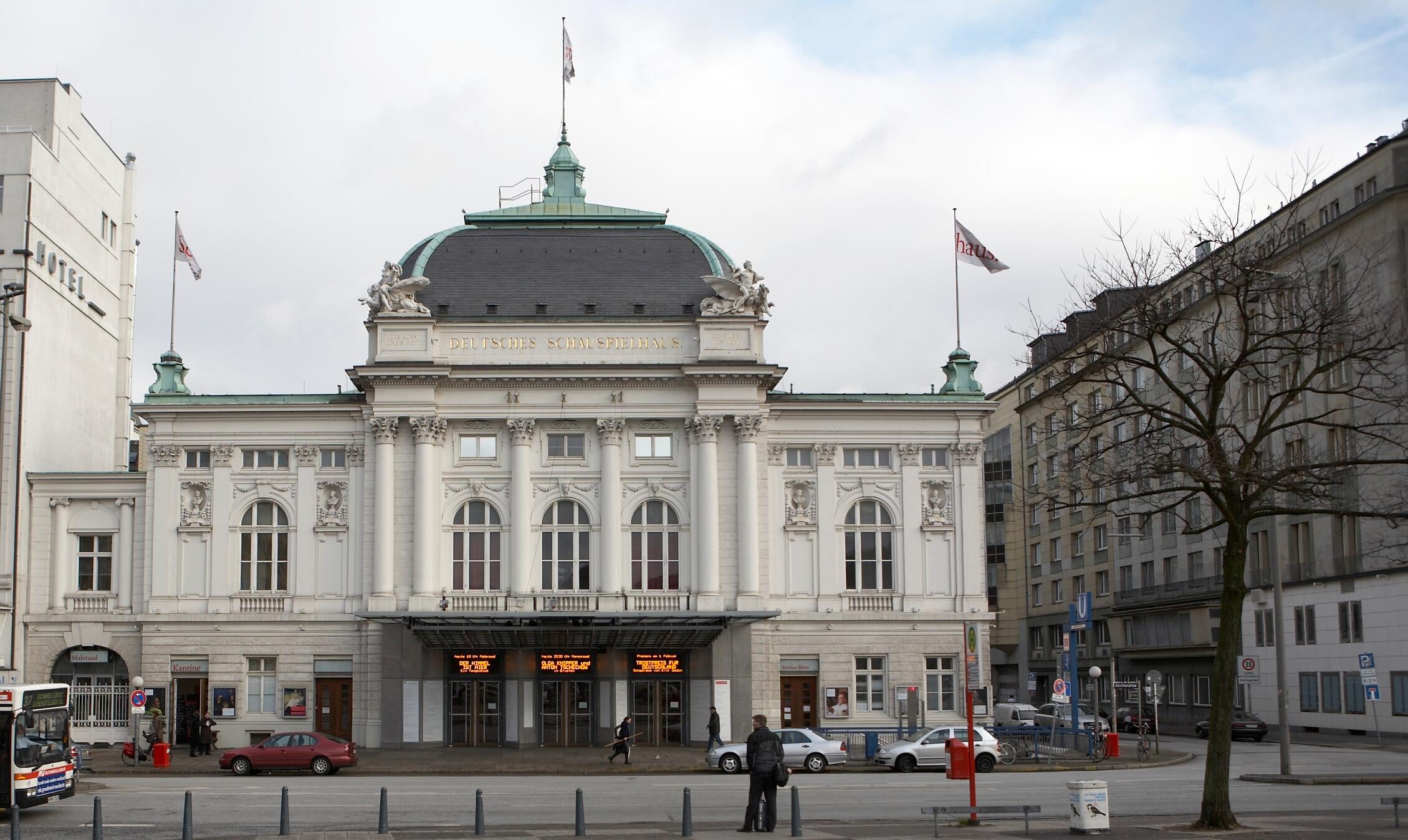 Hamburg, Deutsches Schauspielhaus, Vorderseite

Dieses Bild zeigt ein Baudenkmal.
Es ist Teil der Denkmalliste von 