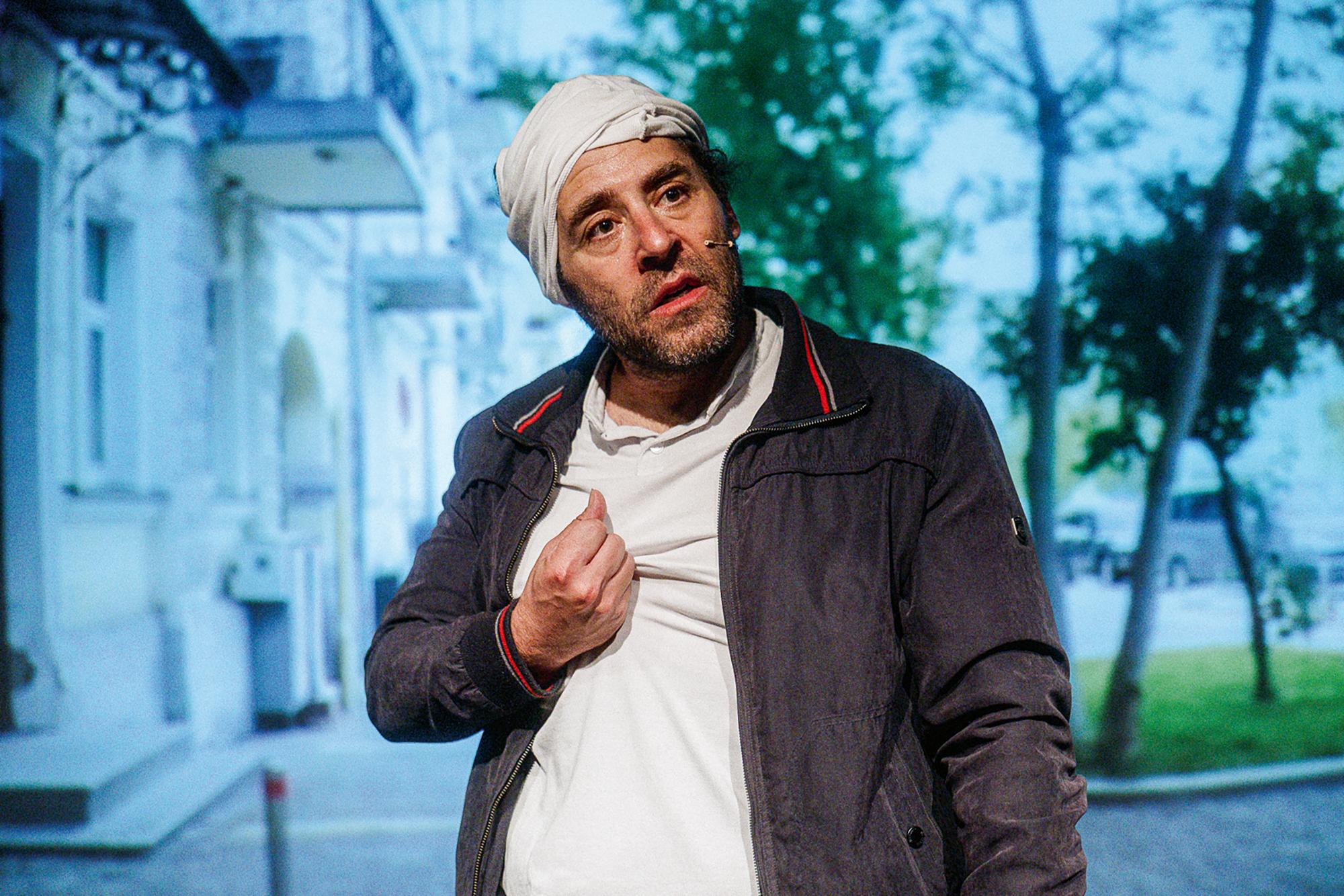 „If I had a gun, I’d take them all down“ (Wenn ich eine Waffe hätte, würde ich sie alle ausschalten) von Piotr Armianovski. Konzept und Dramaturgie Paul Bargetto und Michael Rubenfeld. Regie Paul Bargetto