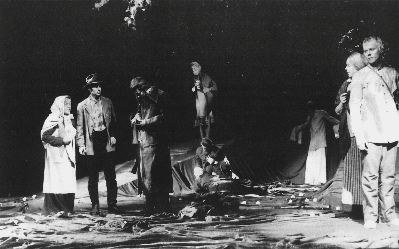 »Und wenn du König, wenn du Henker bist« von Tadeusz Nowak am Theater Stralsund (Regie Wolfgang Heiderich, Ausstattung Volker Walther a. G.).