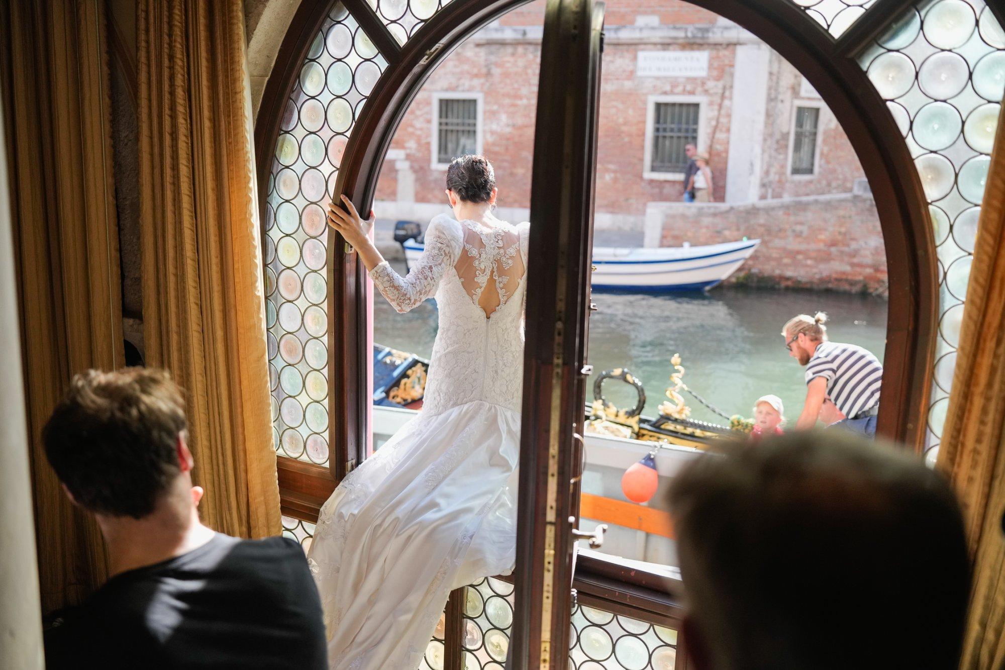 „Romance familiae Ragada“ von Mario Banushi bei der Biennale in Venedig.