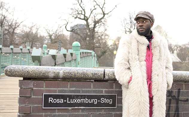 Wie dreht man eine Fernsehserie über Rosa Luxemburg? – Vielleicht so: „Rosa Kollektiv Oder: Aktiviere dein inneres Proletariat“ (hier mit Steve-Leo Mekoudja). Foto Johannes Jost
