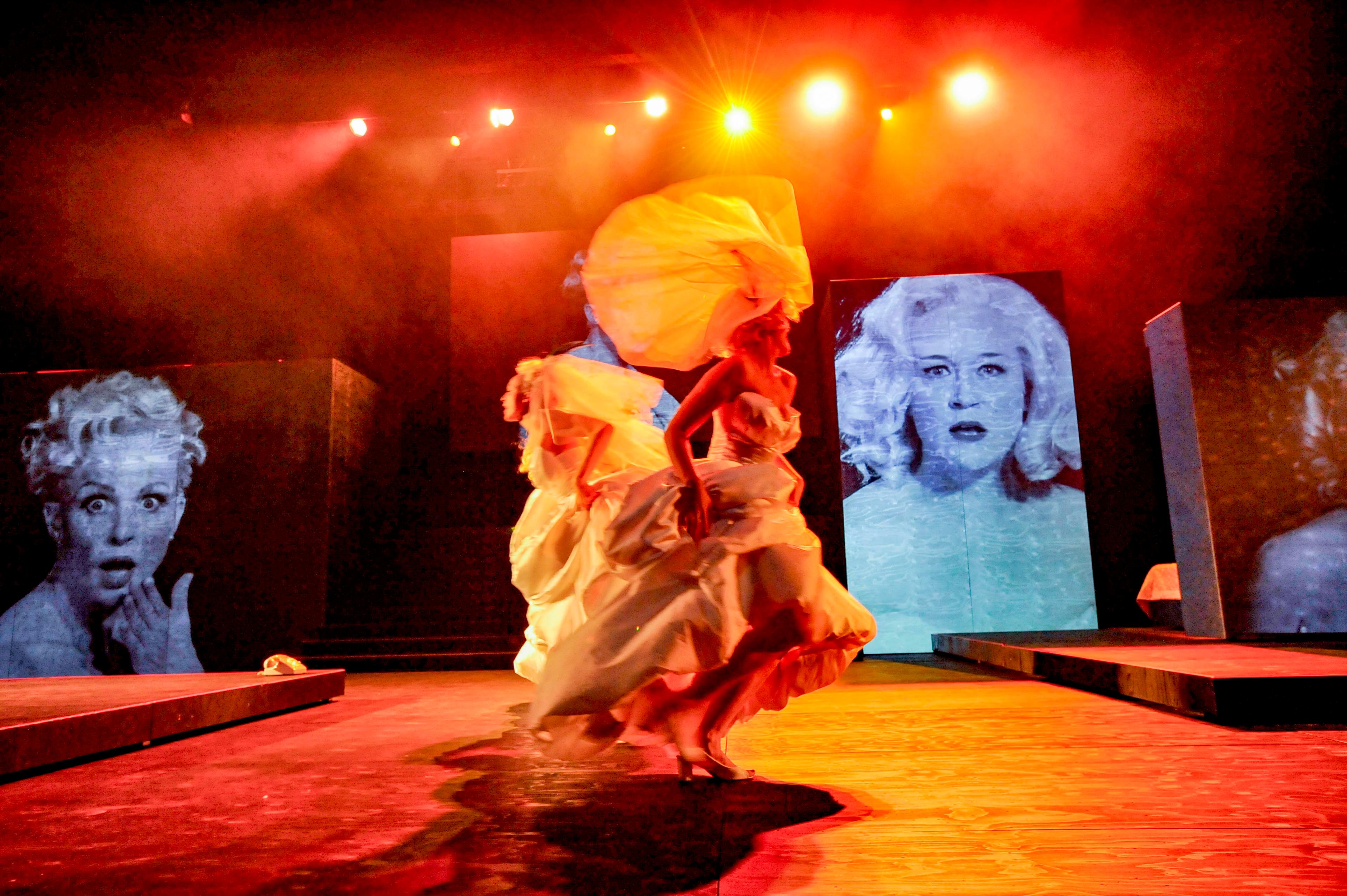 Anne Müller, Lucie Emons und Sina Kießling in „Miss Golden Dreams“ in der Regie von Anna Bergmann am Badischen Staatstheater Karlsruhe. Foto Thorsten Wulff