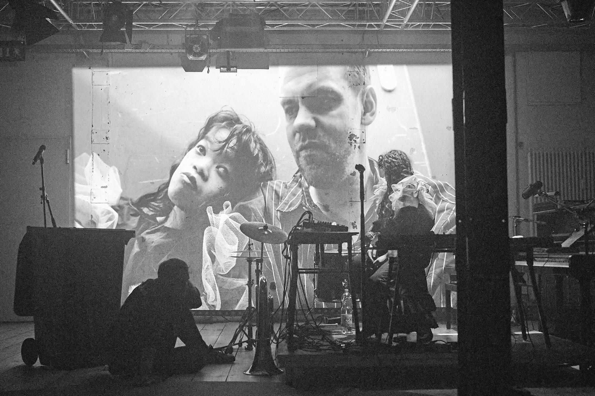 Schauspielerin und Sängerin Hieu Pham und Musiker, Komponist und Schauspieler Leo Solter stehen nicht nur in Kassandra – Das Ende der Ereignisse zusammen auf der Bühne, sondern geben mit 21 downbeat, der Hausband des RambaZamba Theaters, regelmäßig Konzerte.